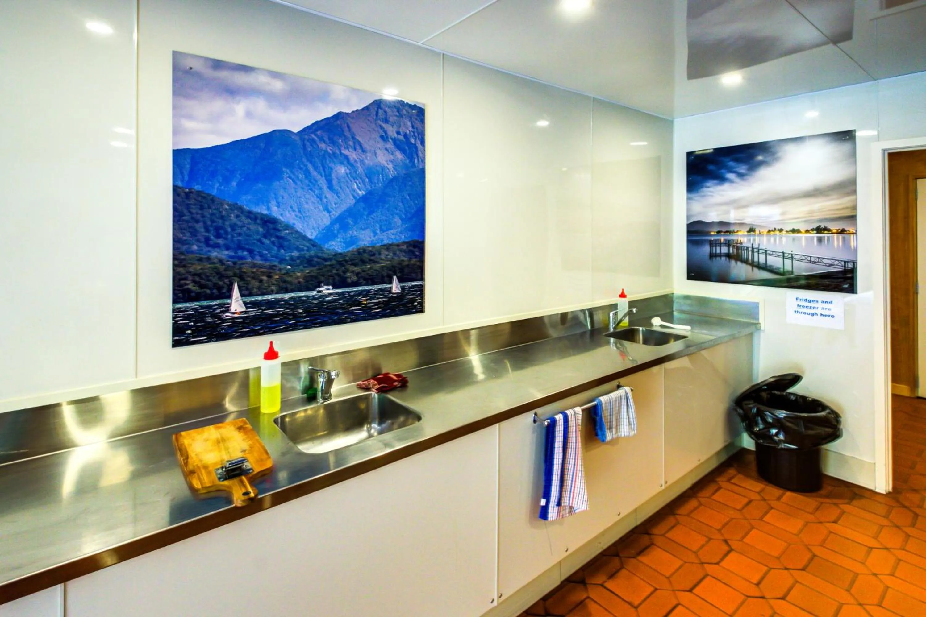 Communal kitchen in Te Anau Lakeview Holiday Park & Motels
