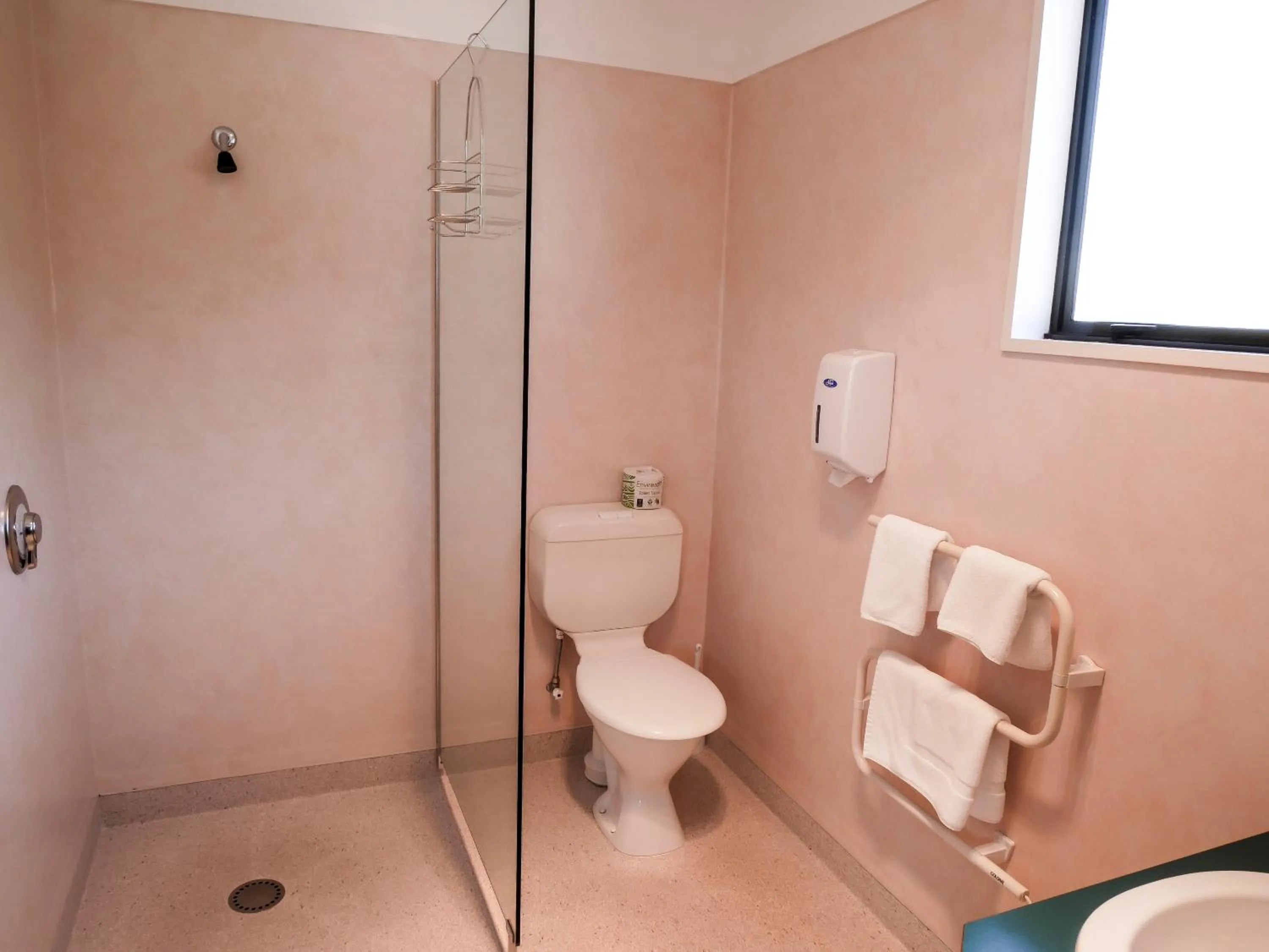 Shower in Te Anau Lakeview Holiday Park & Motels