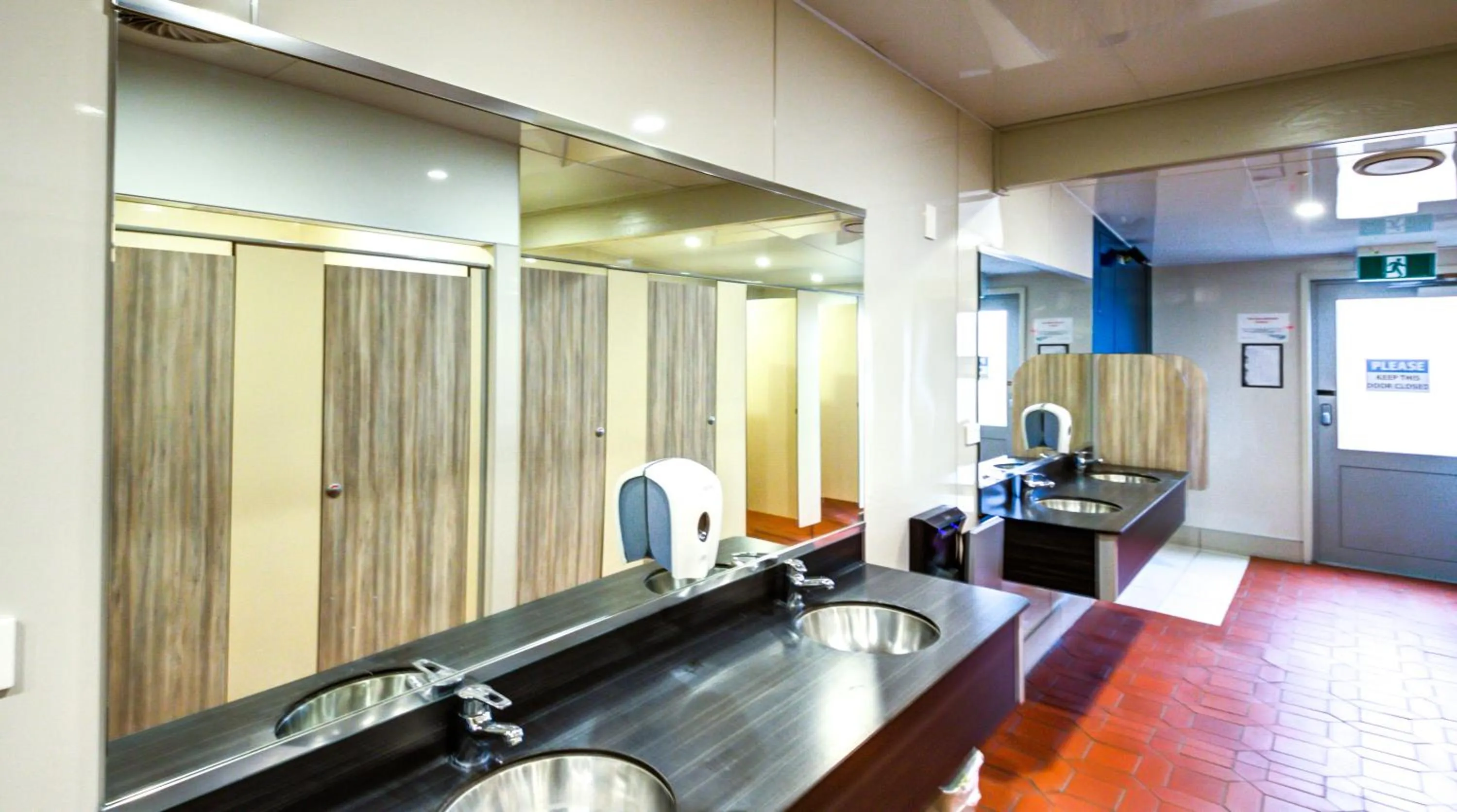 Shower in Te Anau Lakeview Holiday Park & Motels