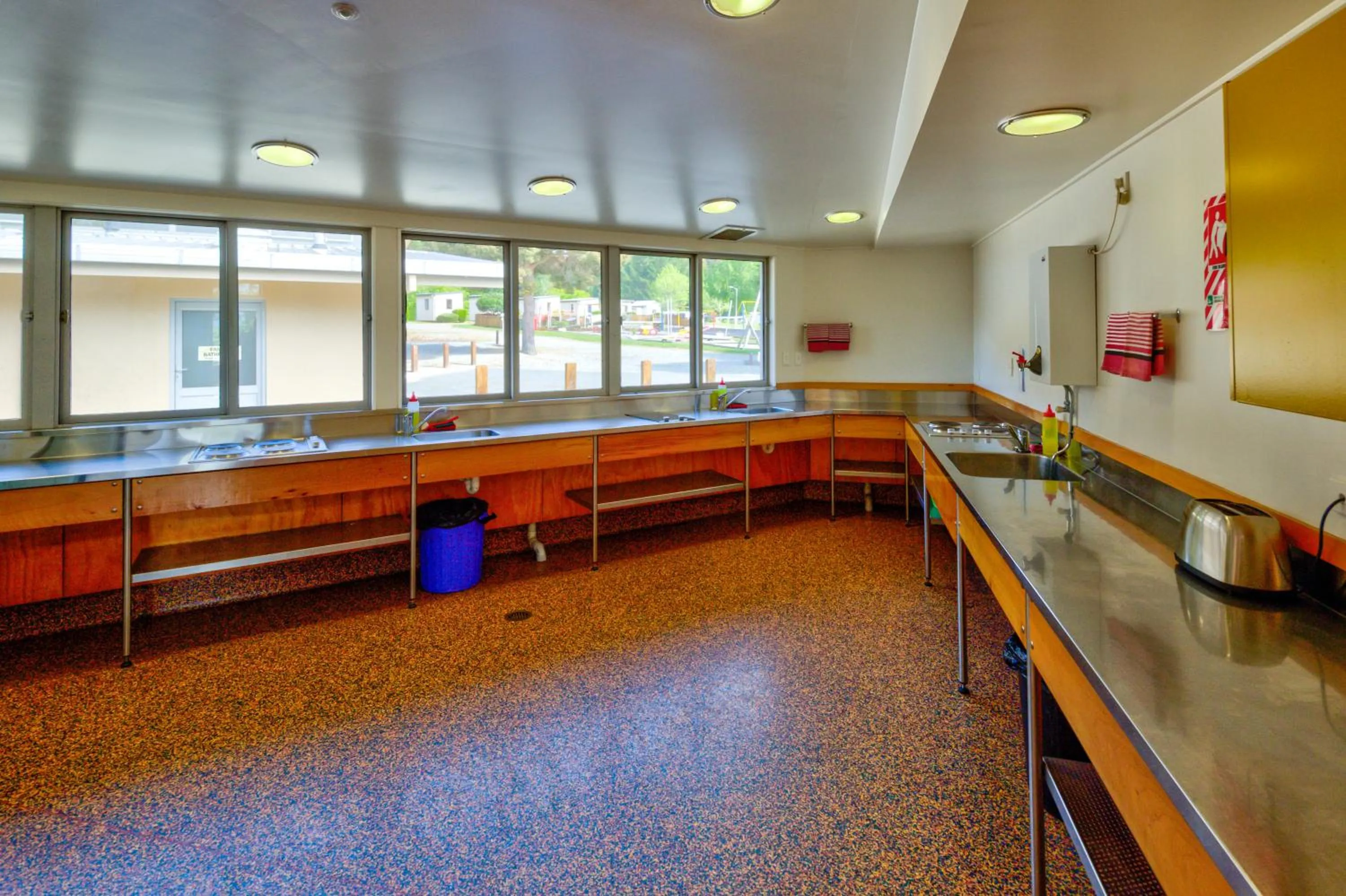 Communal kitchen in Te Anau Lakeview Holiday Park & Motels