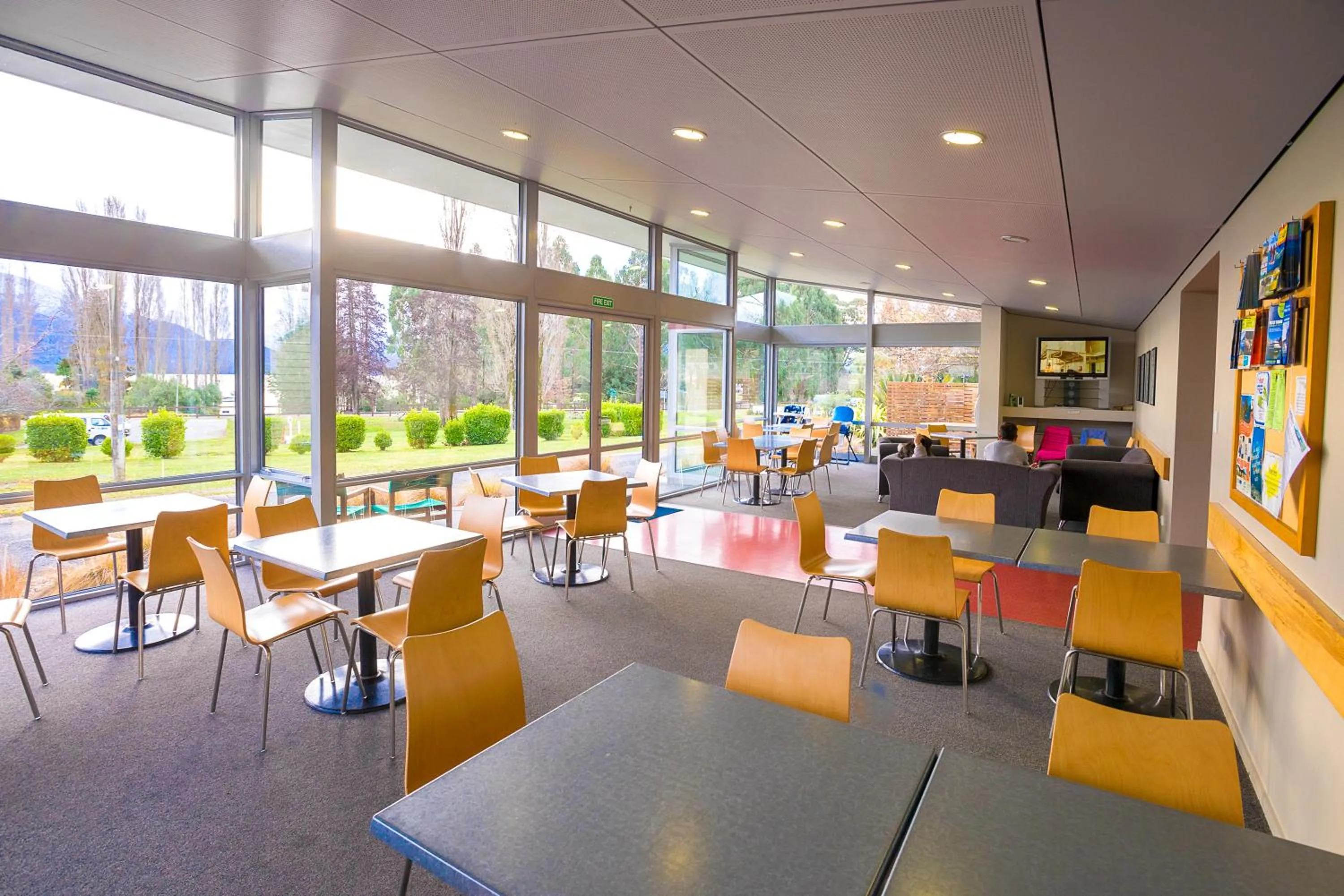 Communal lounge/ TV room in Te Anau Lakeview Holiday Park & Motels