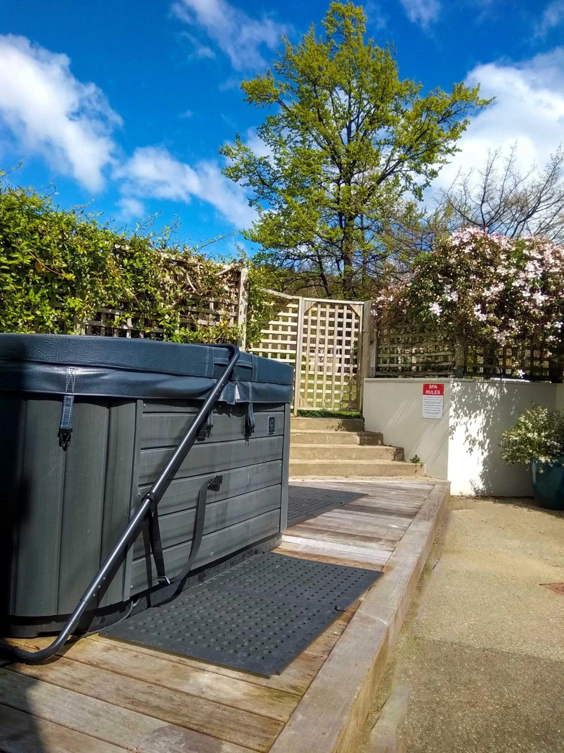 Hot Spring Bath in Te Anau Lakeview Holiday Park & Motels