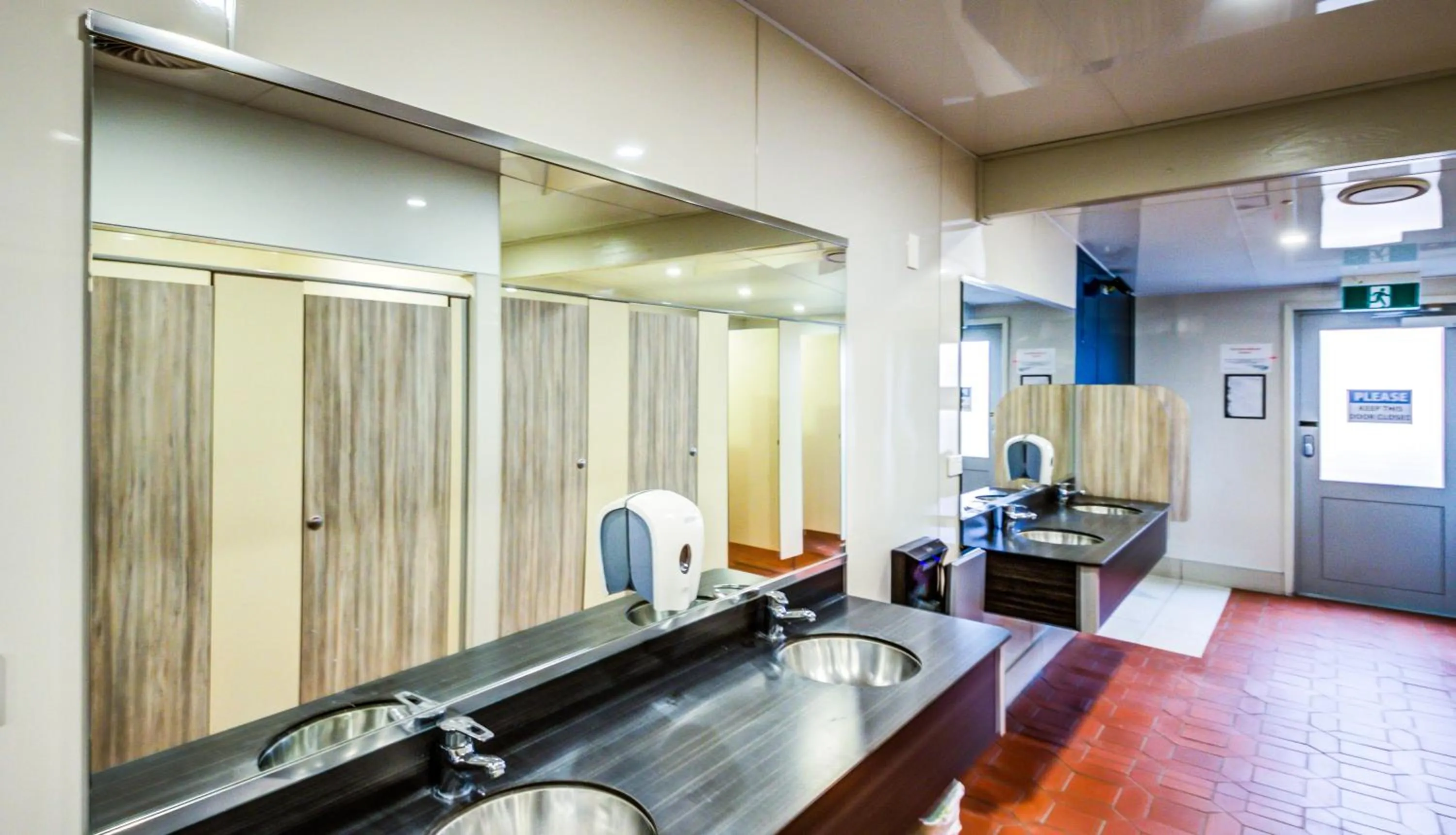 Shower in Te Anau Lakeview Holiday Park & Motels