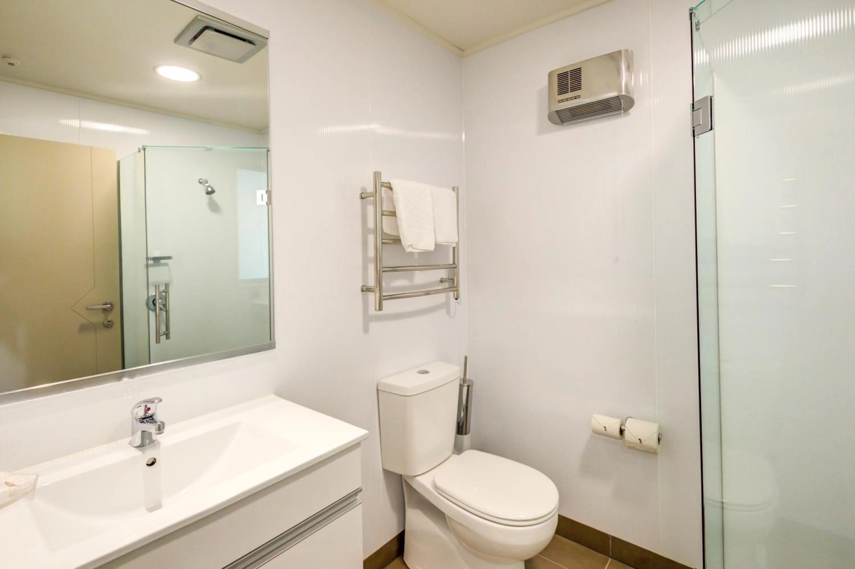 Shower in Te Anau Lakeview Holiday Park & Motels