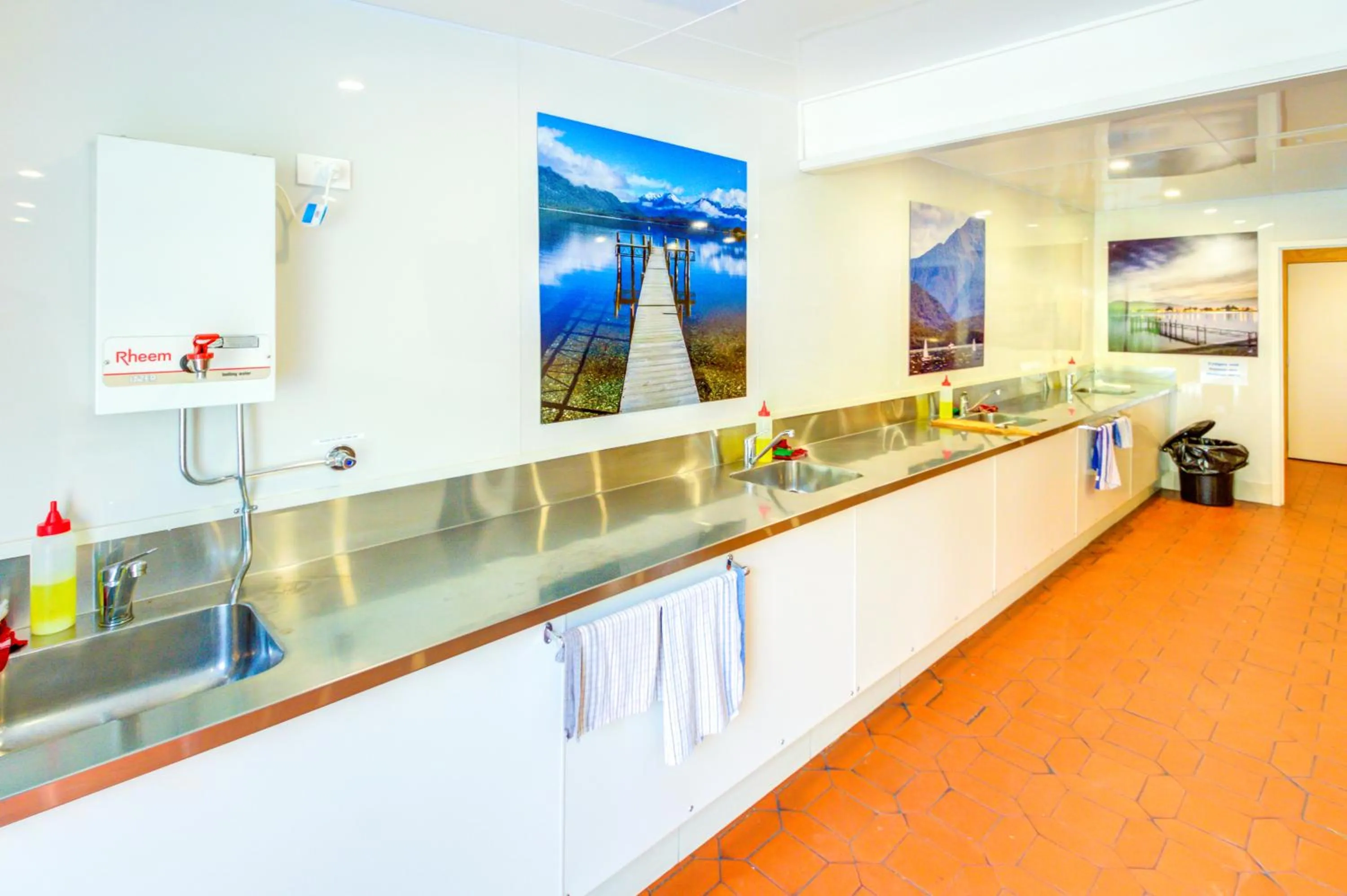 Communal kitchen in Te Anau Lakeview Holiday Park & Motels