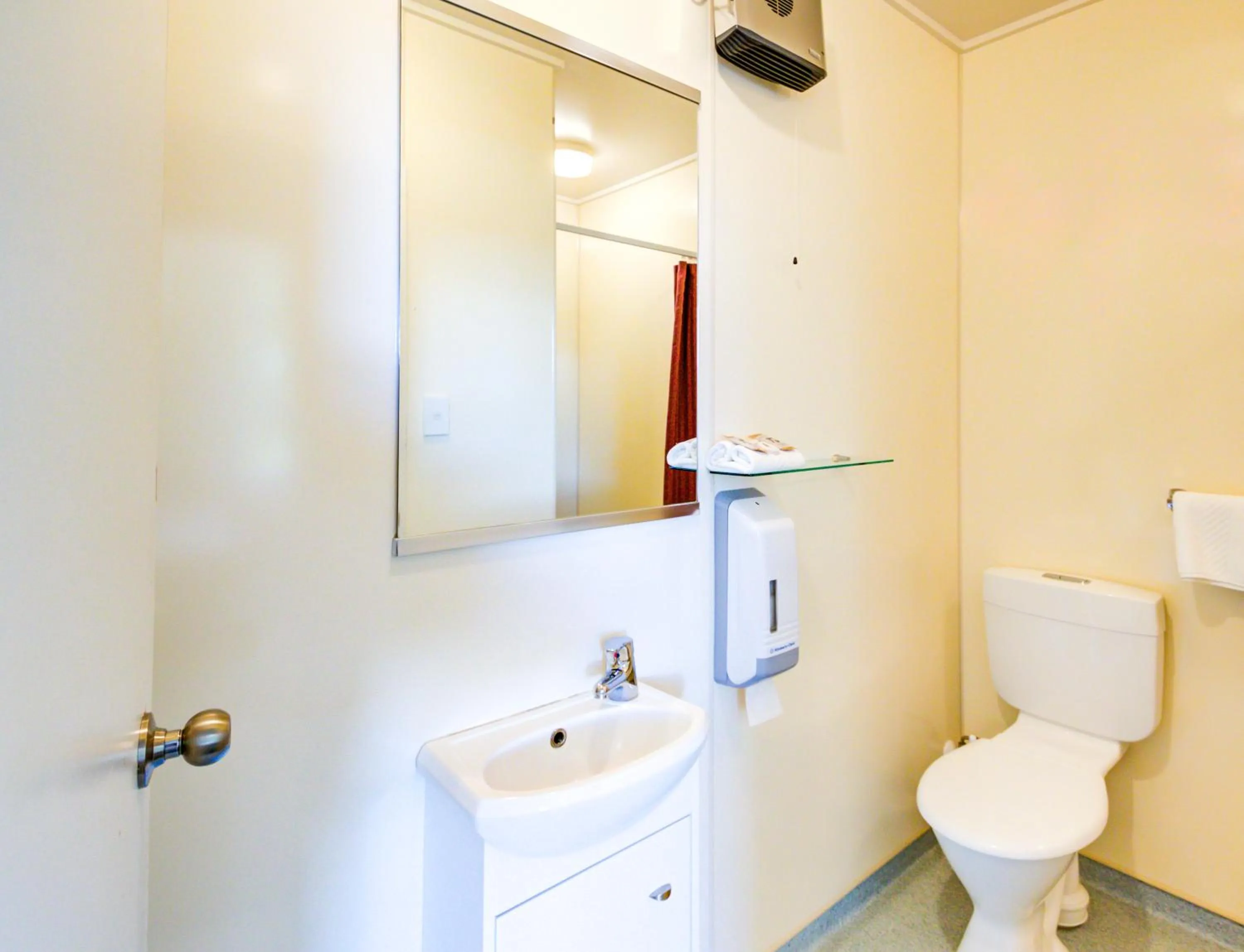 Shower in Te Anau Lakeview Holiday Park & Motels