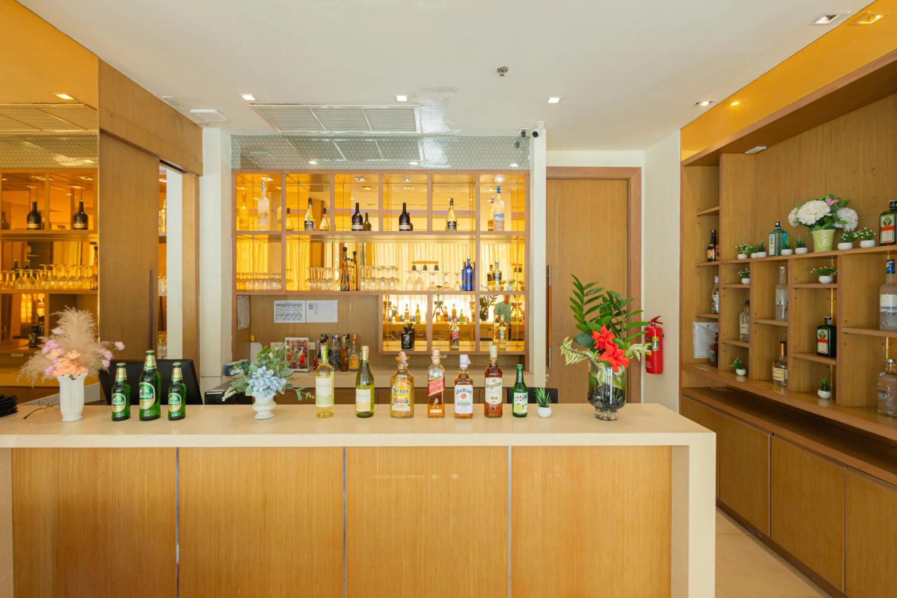 Lounge or bar in ASHLEE Plaza Patong Hotel & Spa