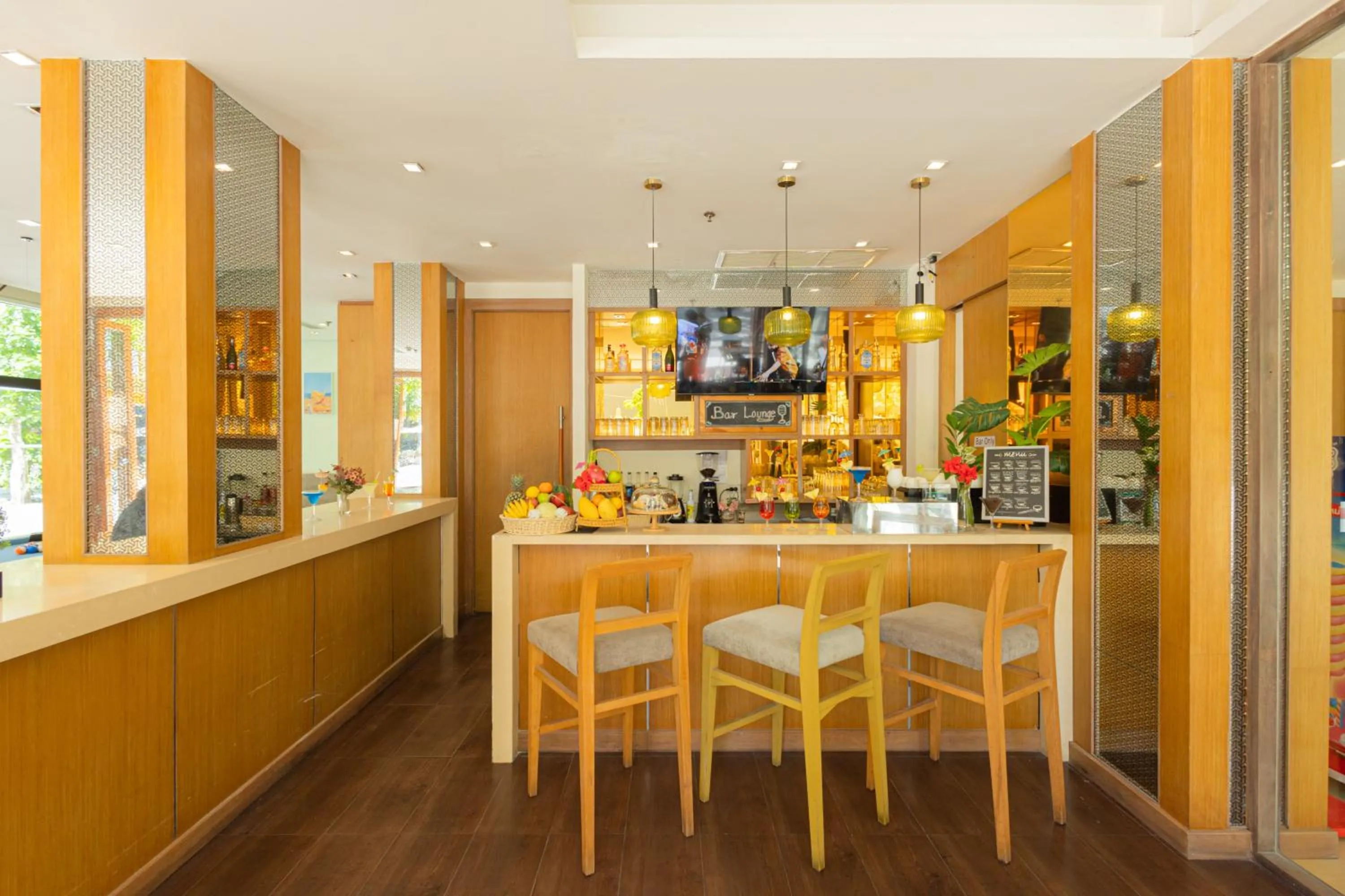 Lounge or bar in ASHLEE Plaza Patong Hotel & Spa