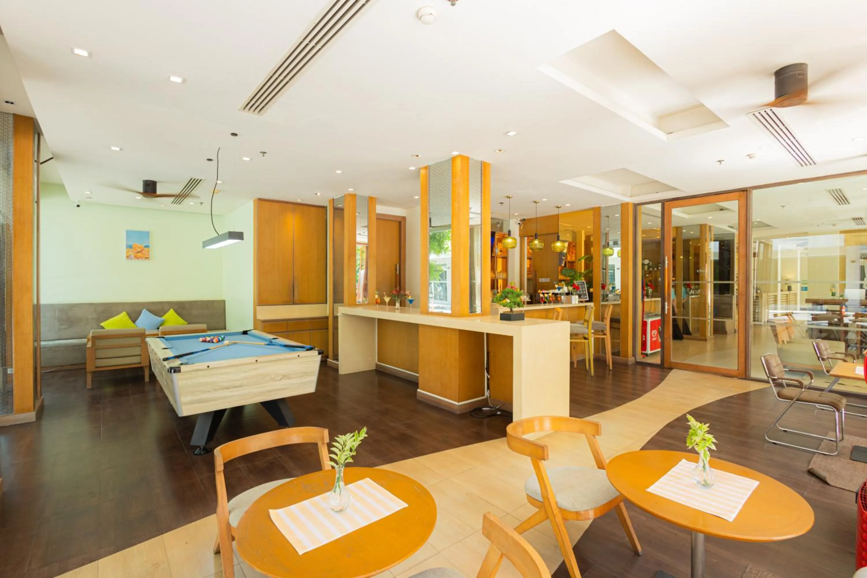 Lounge or bar in ASHLEE Plaza Patong Hotel & Spa