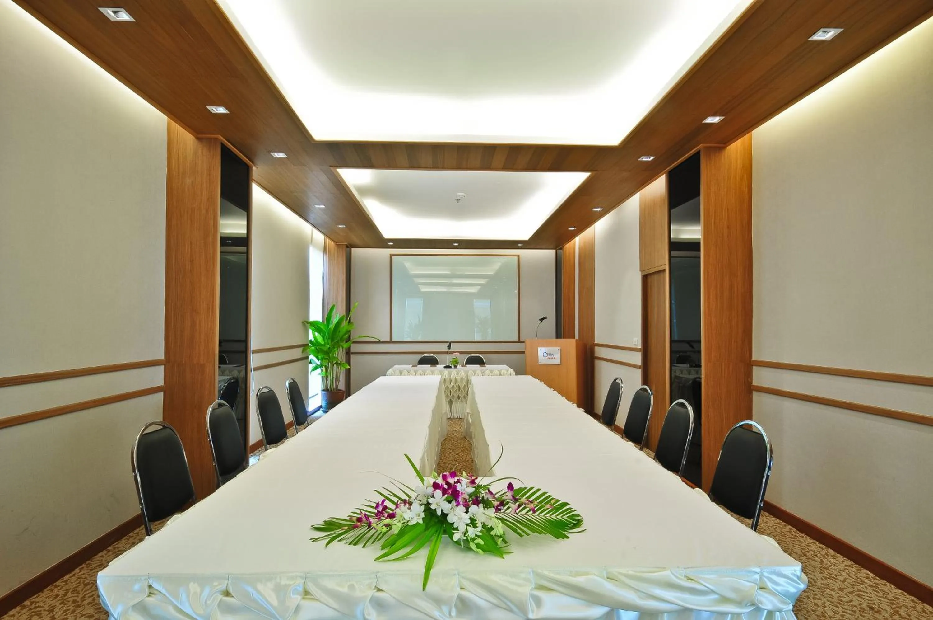 Business facilities in ASHLEE Plaza Patong Hotel & Spa