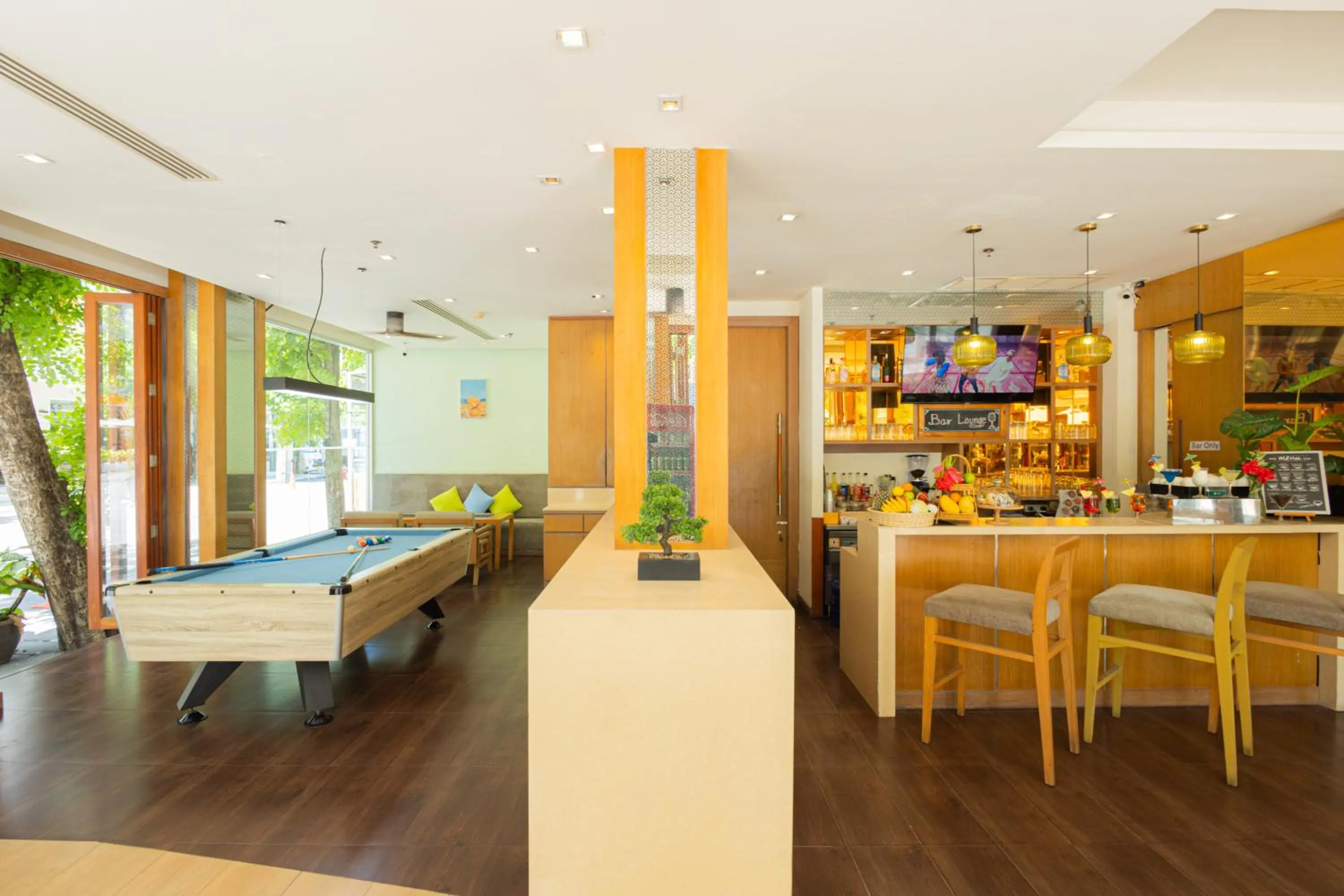 Lounge or bar in ASHLEE Plaza Patong Hotel & Spa