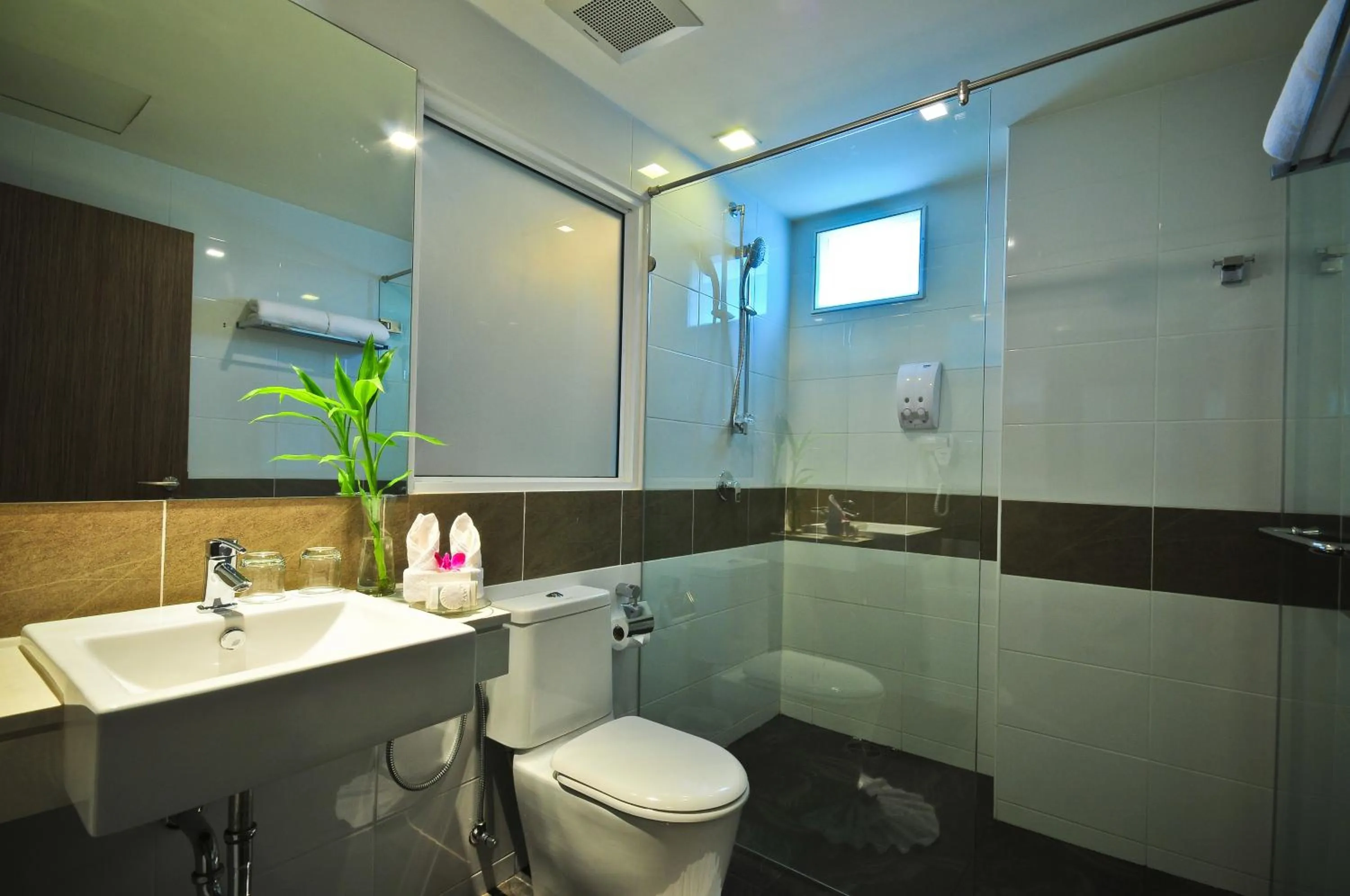 Bathroom in ASHLEE Plaza Patong Hotel & Spa