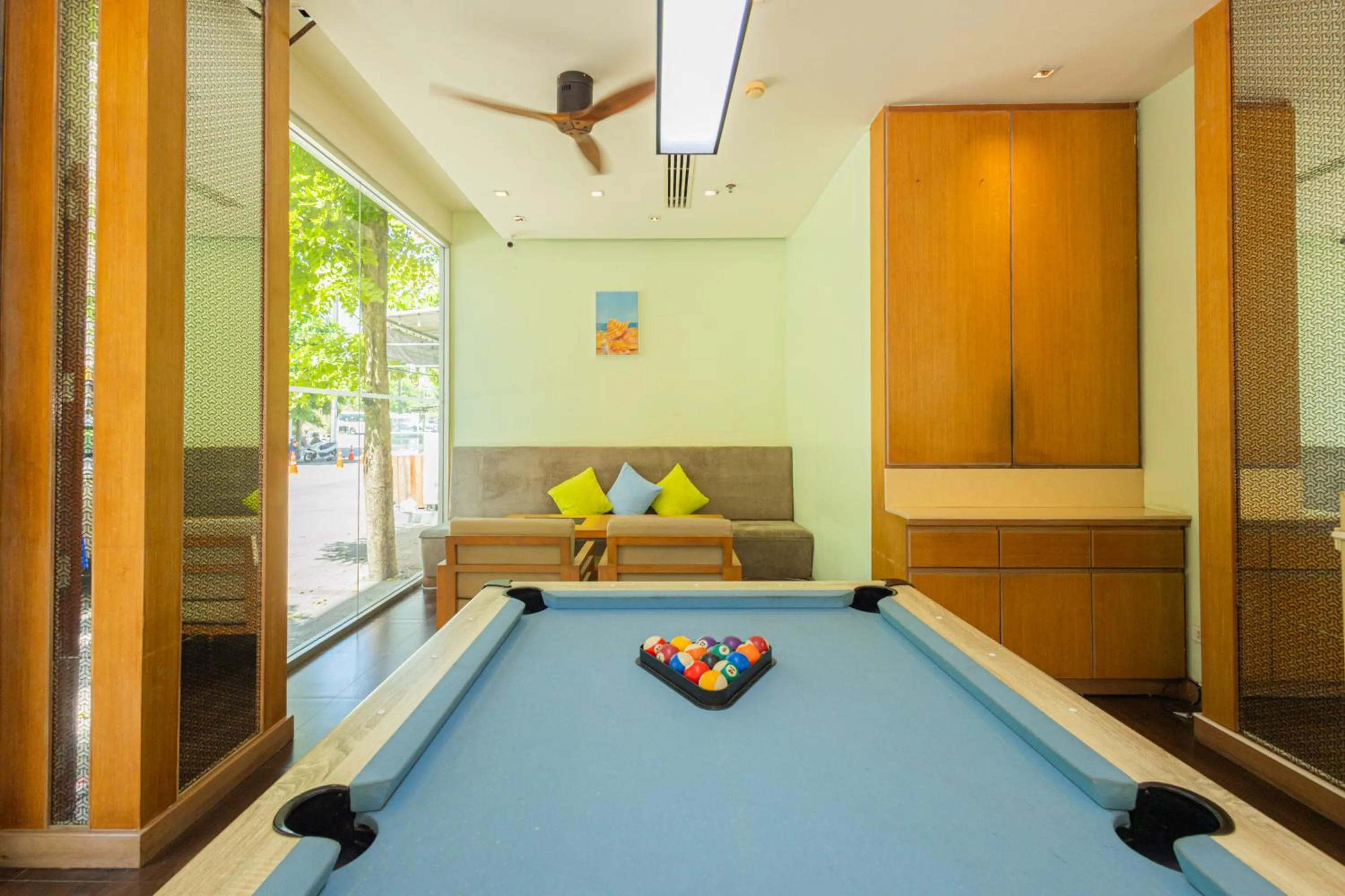 Lounge or bar in ASHLEE Plaza Patong Hotel & Spa