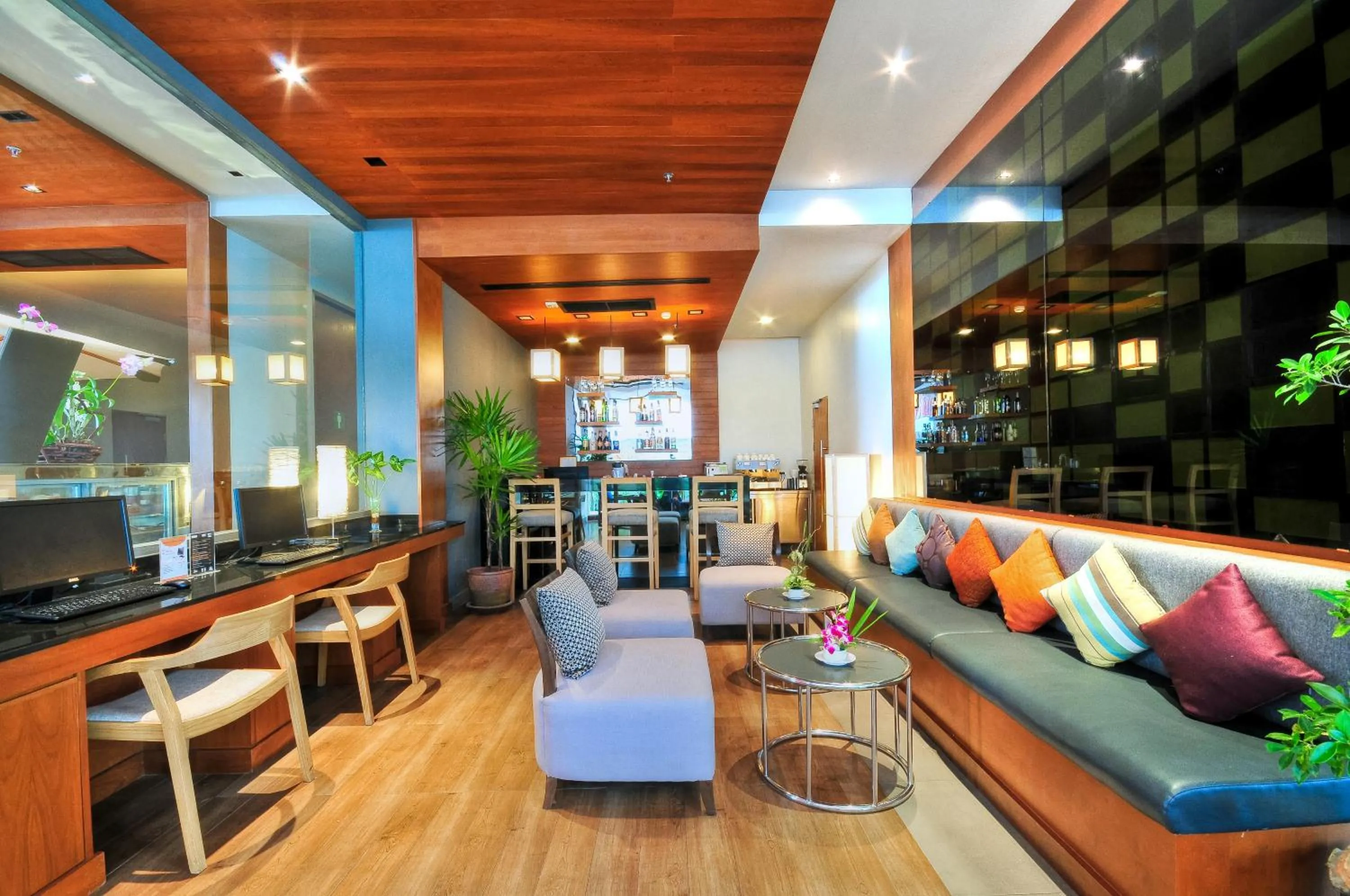 Lounge or bar in ASHLEE Heights Hotel Patong