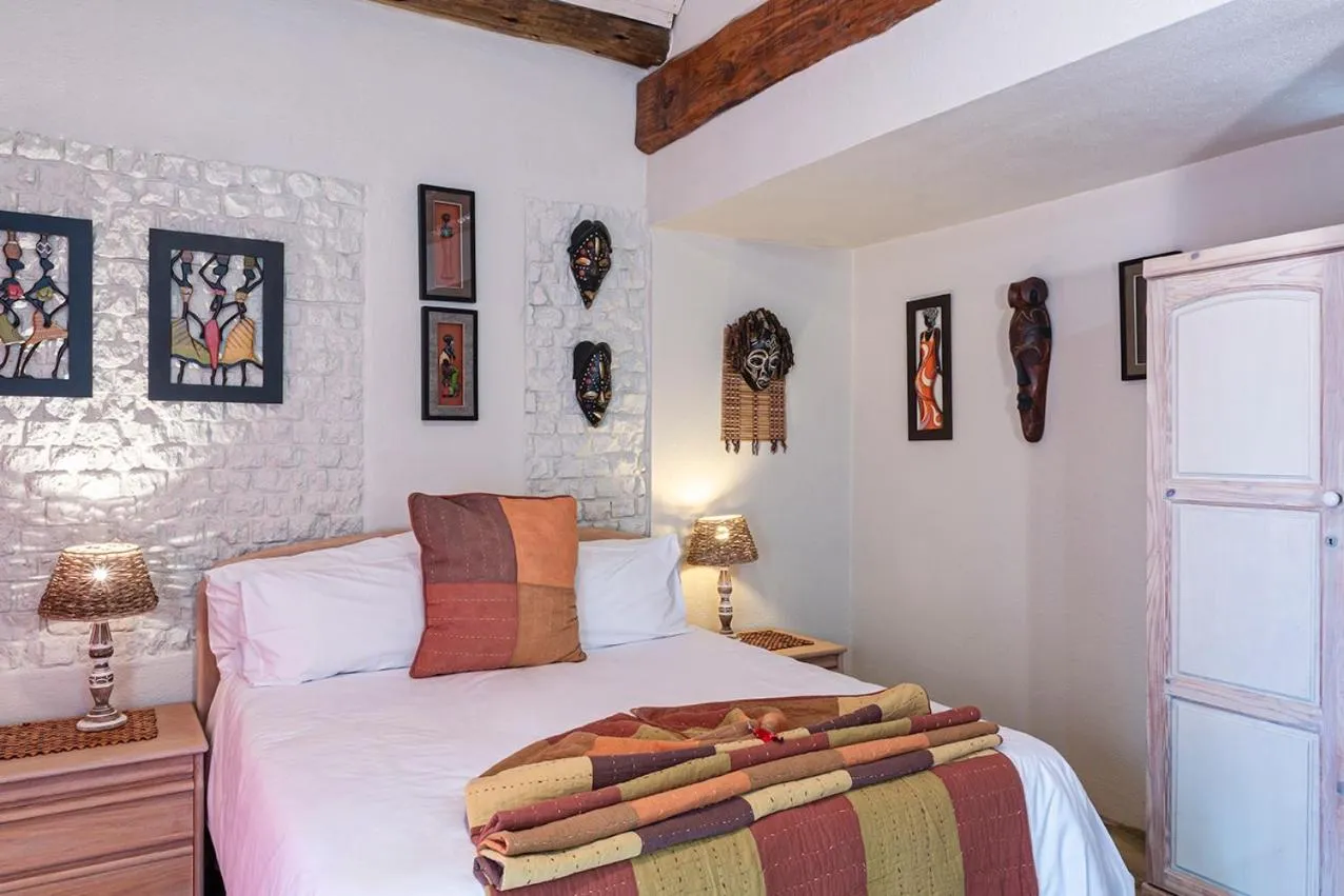 Bedroom, Bed in Glenda's Guest Suites