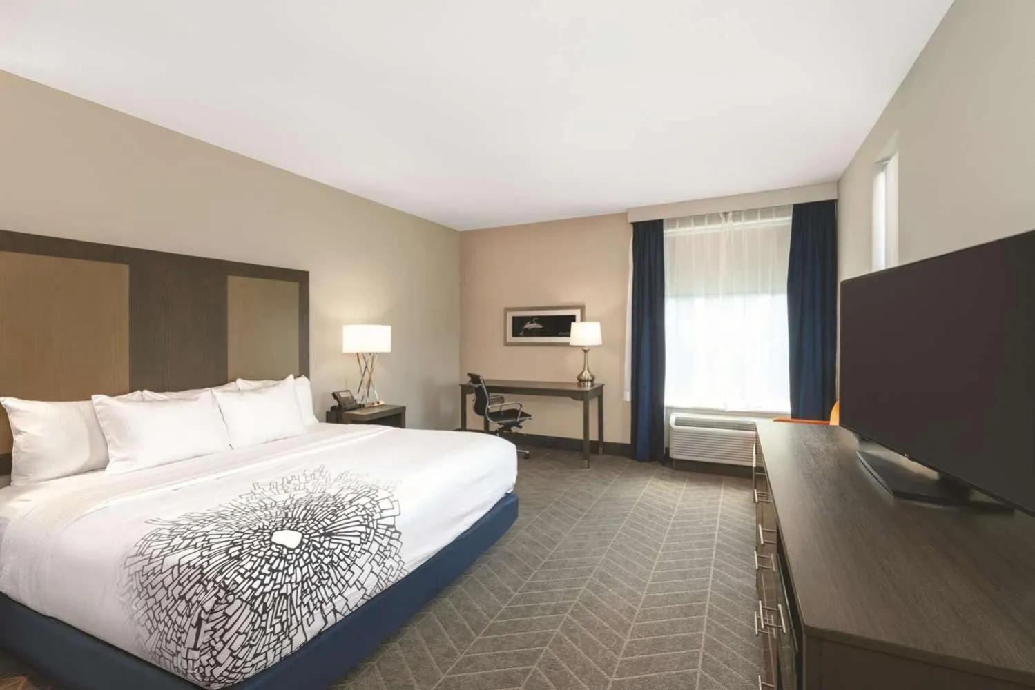 Photo of the whole room, Bed in La Quinta by Wyndham Opelika Auburn