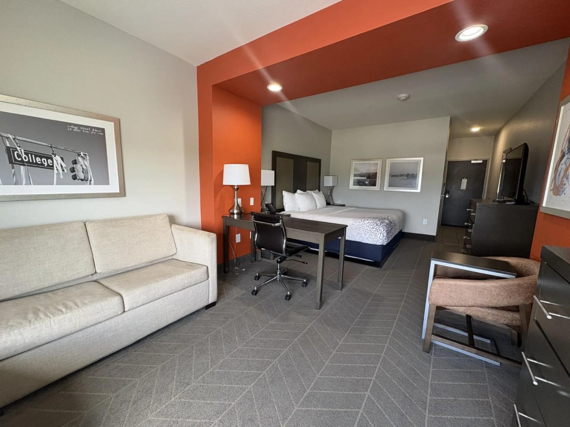 Photo of the whole room, Bed in La Quinta by Wyndham Opelika Auburn