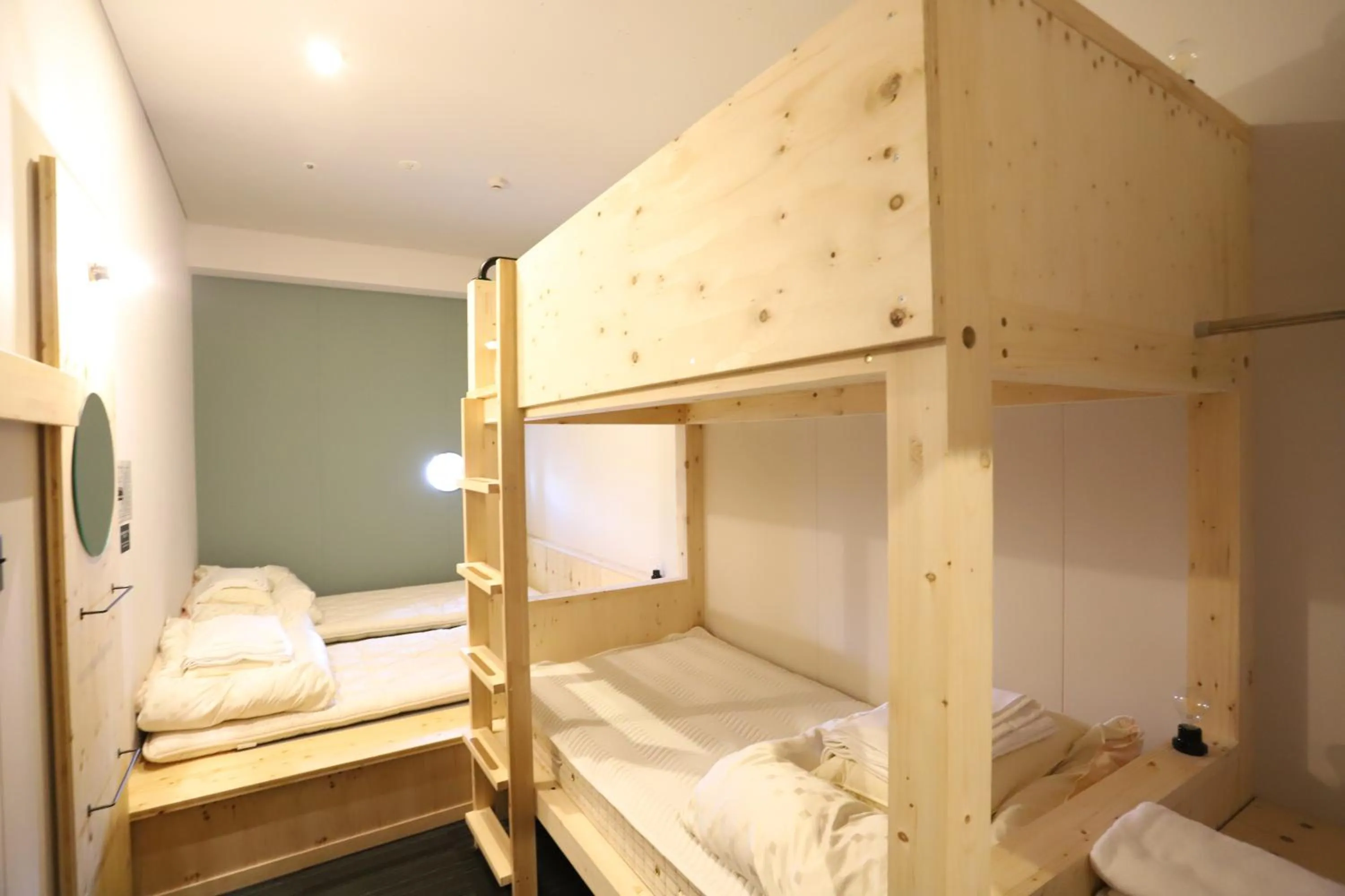 Family Room with Bunk Bed with Tatami Area with Shared Shower and Toilet in Hostel Tomar