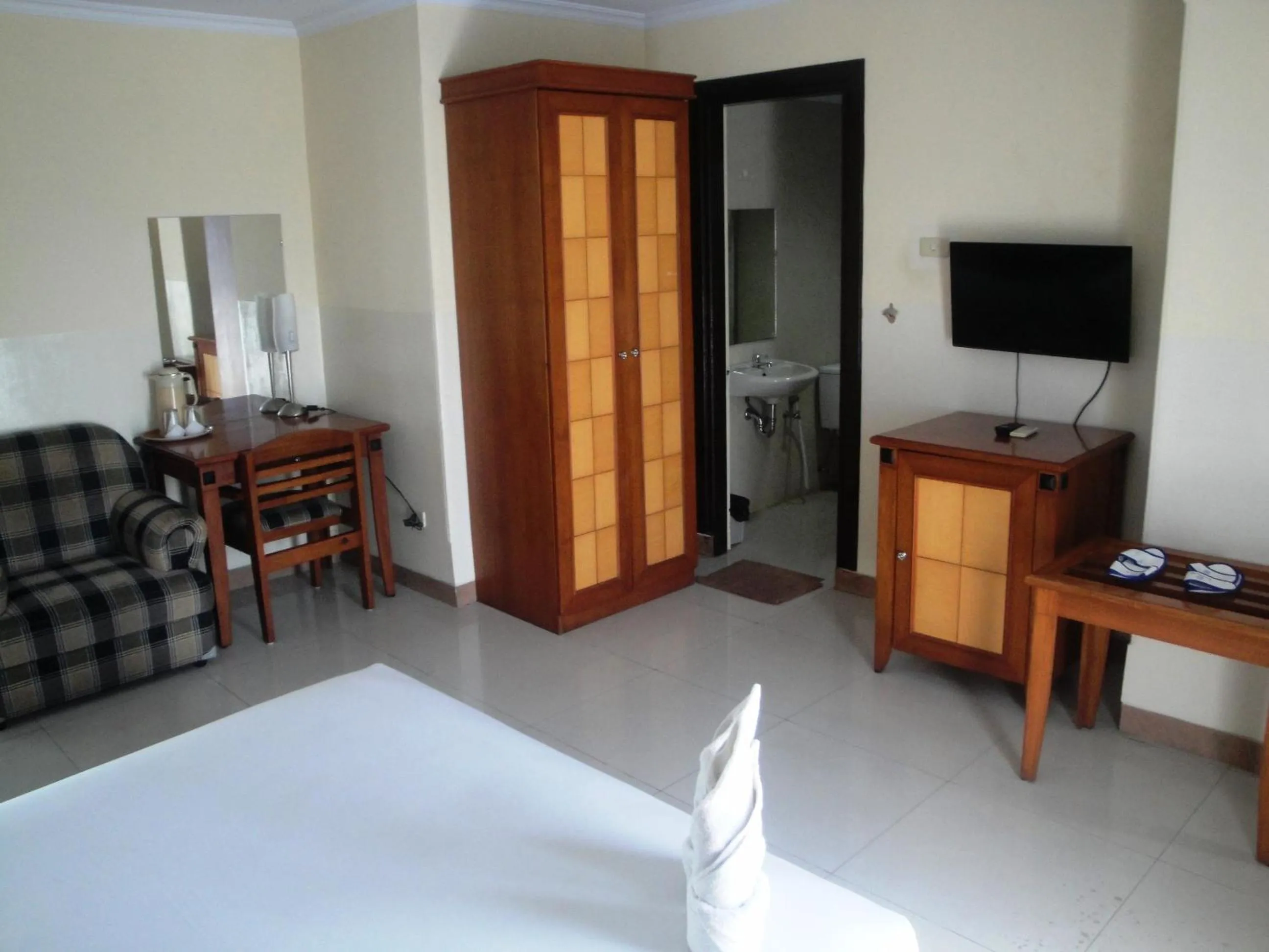 Photo of the whole room, Bed in Hotel Celebes