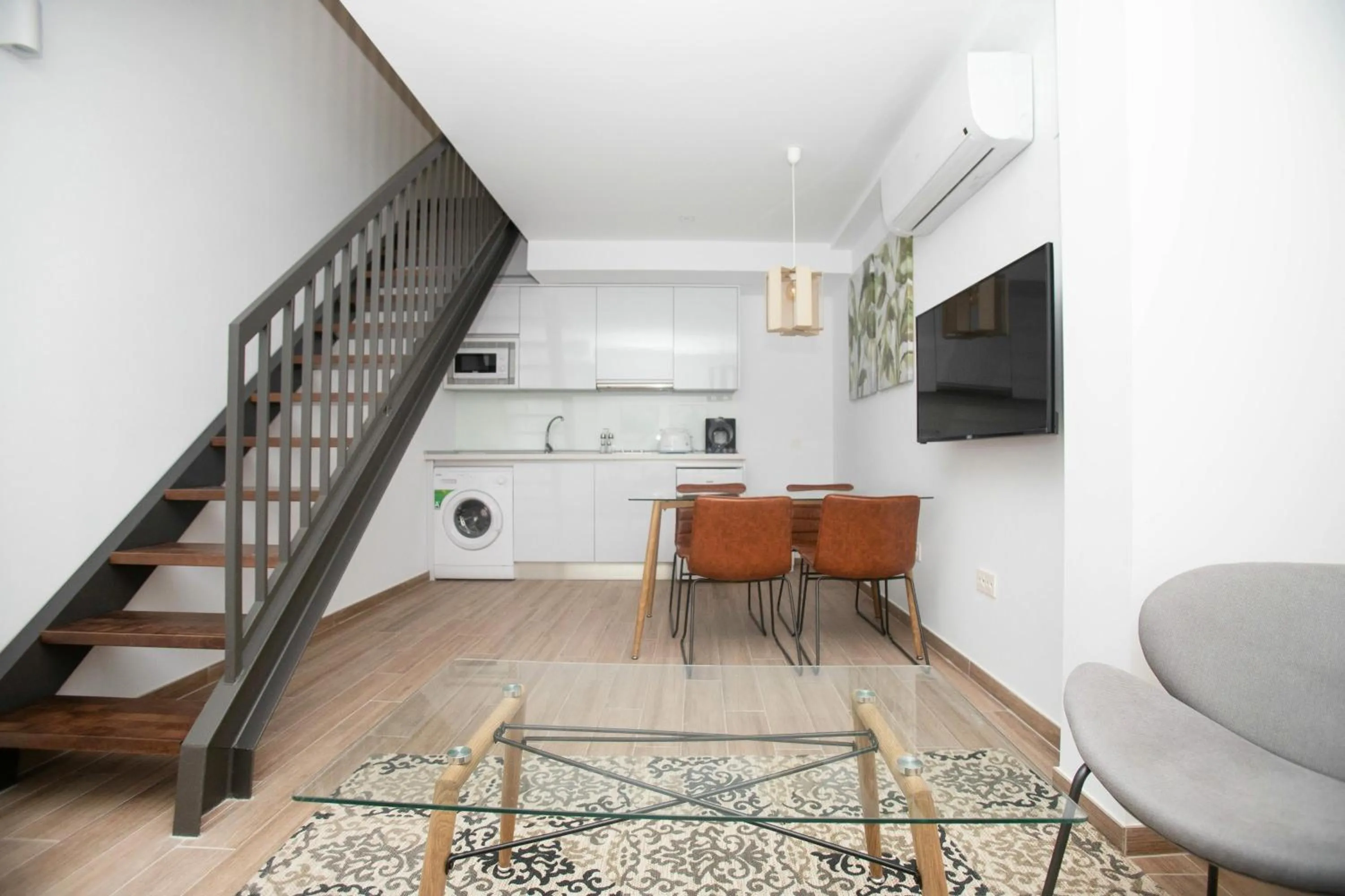 Dining area in Feelathome Mártires Apartments