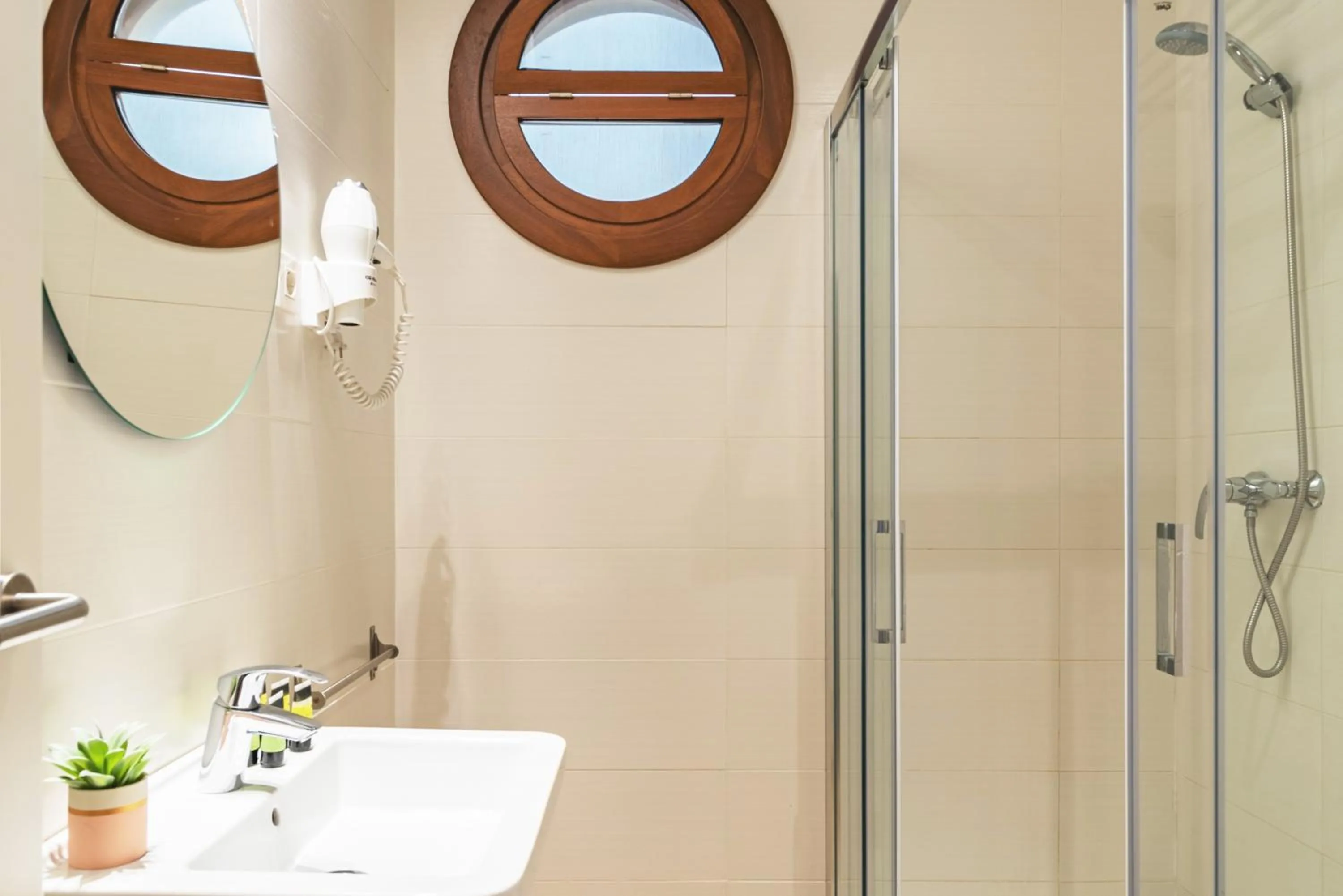 Shower in Feelathome Mártires Apartments