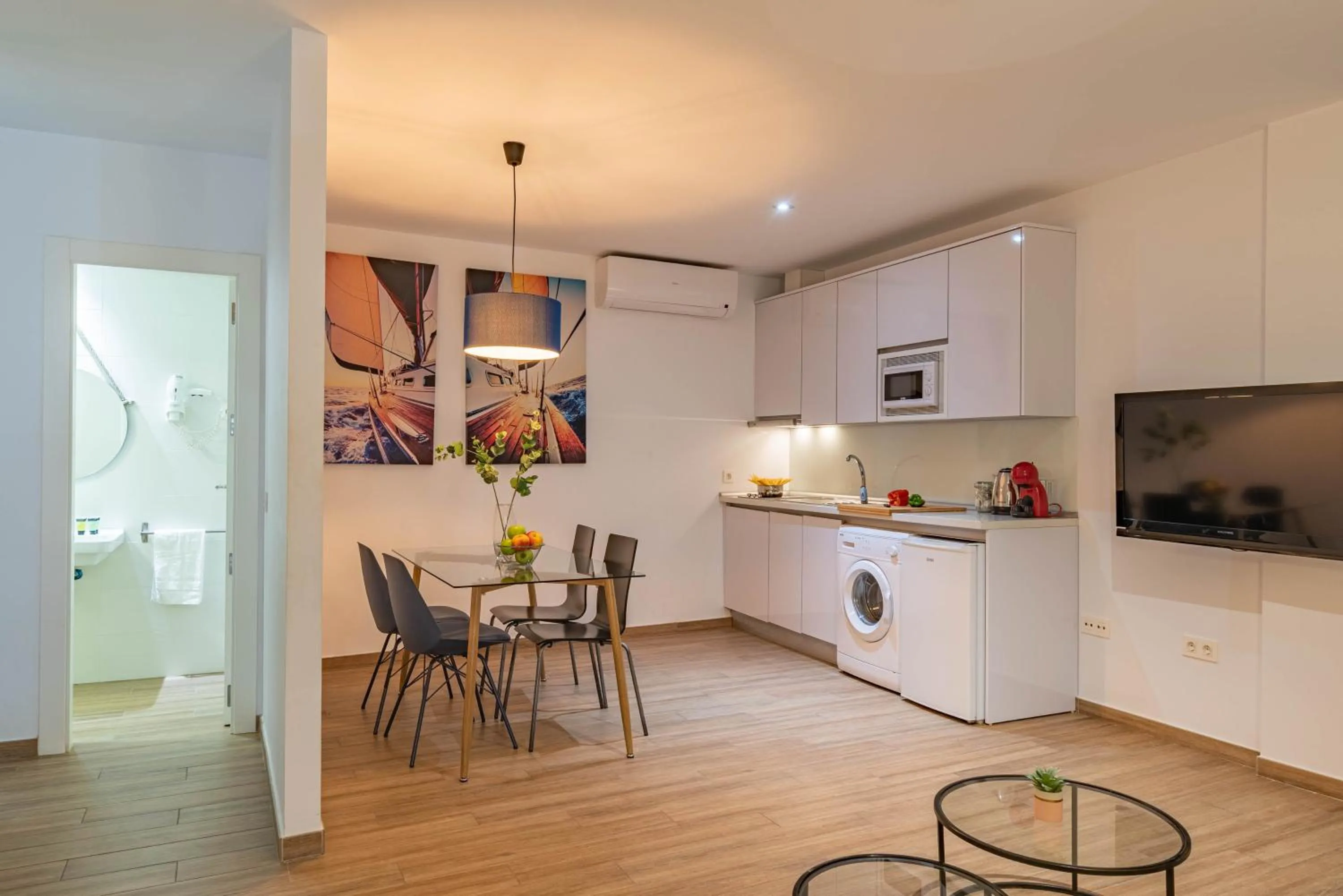 Dining area in Feelathome Mártires Apartments