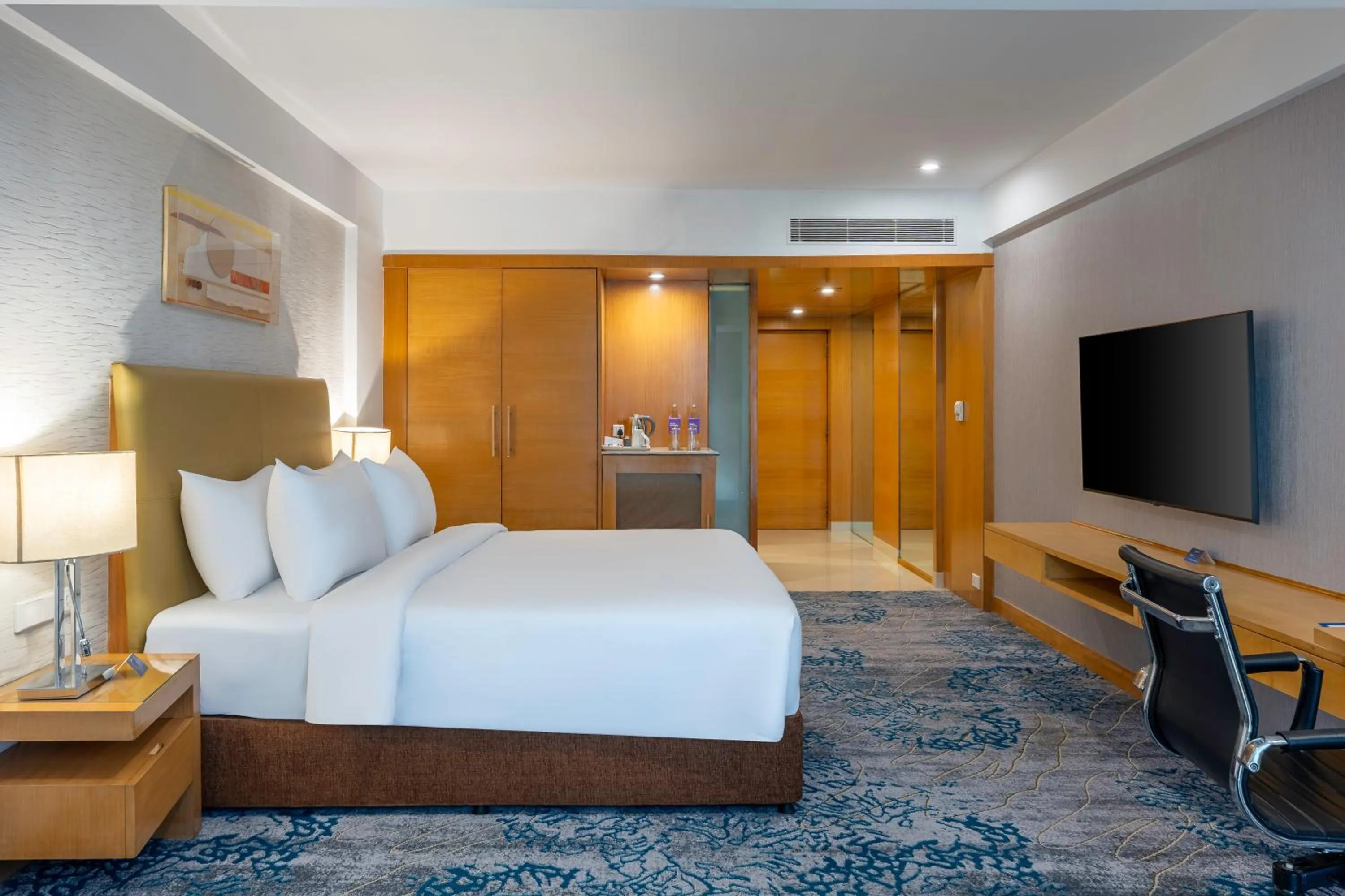 Living room, Bed in Radisson Blu Hotel Pune Kharadi
