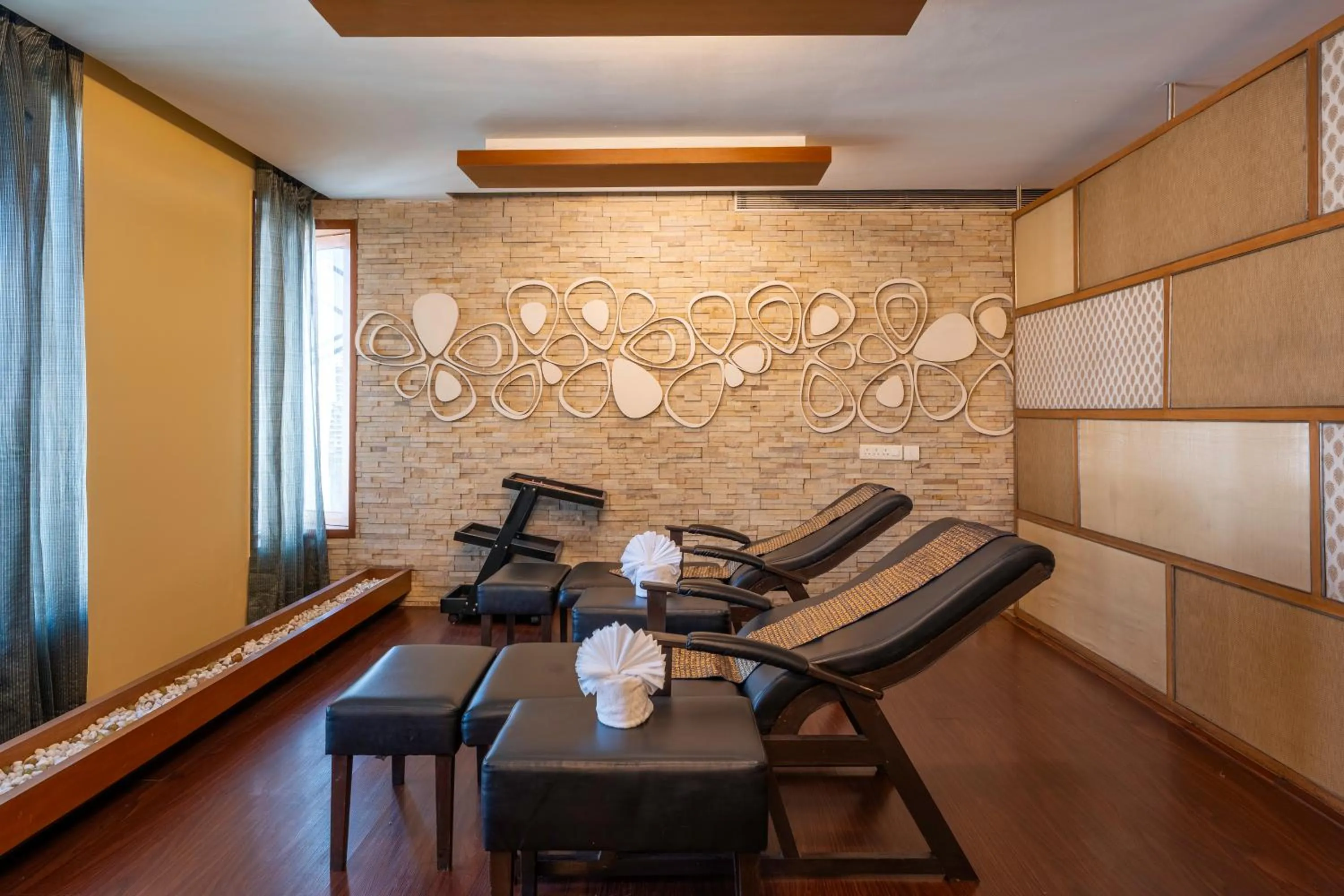 Seating area in Radisson Blu Hotel Pune Kharadi