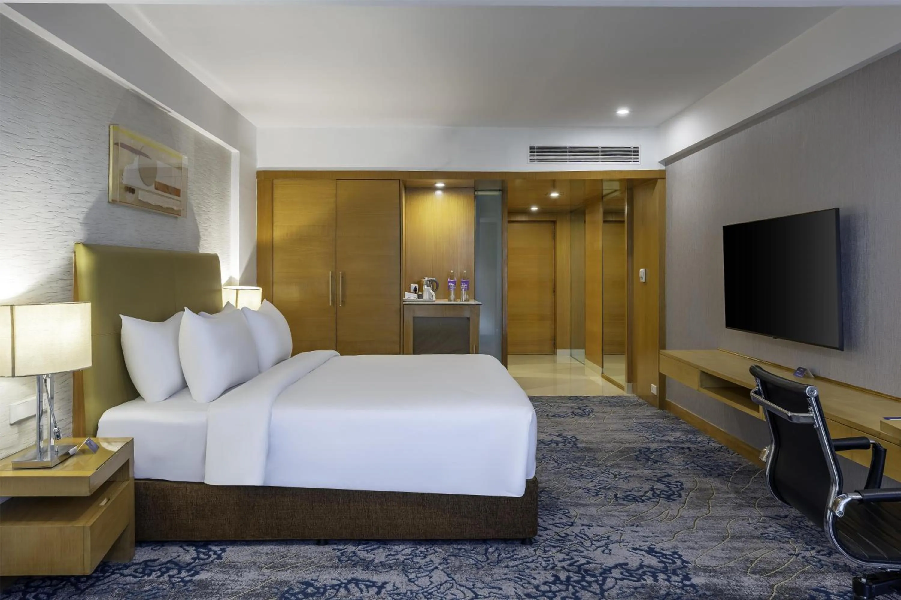 Bedroom, Bed in Radisson Blu Hotel Pune Kharadi