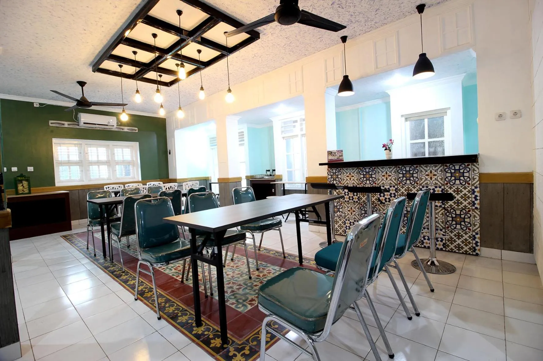 Restaurant/places to eat in RedDoorz Plus Syariah near Lempuyangan Station 3