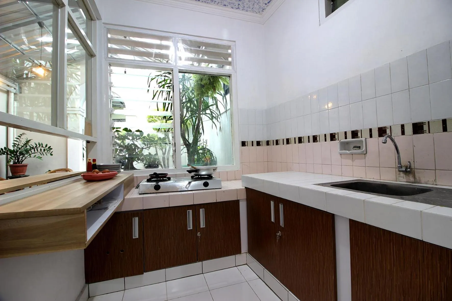 Communal kitchen in RedDoorz Plus Syariah near Lempuyangan Station 3