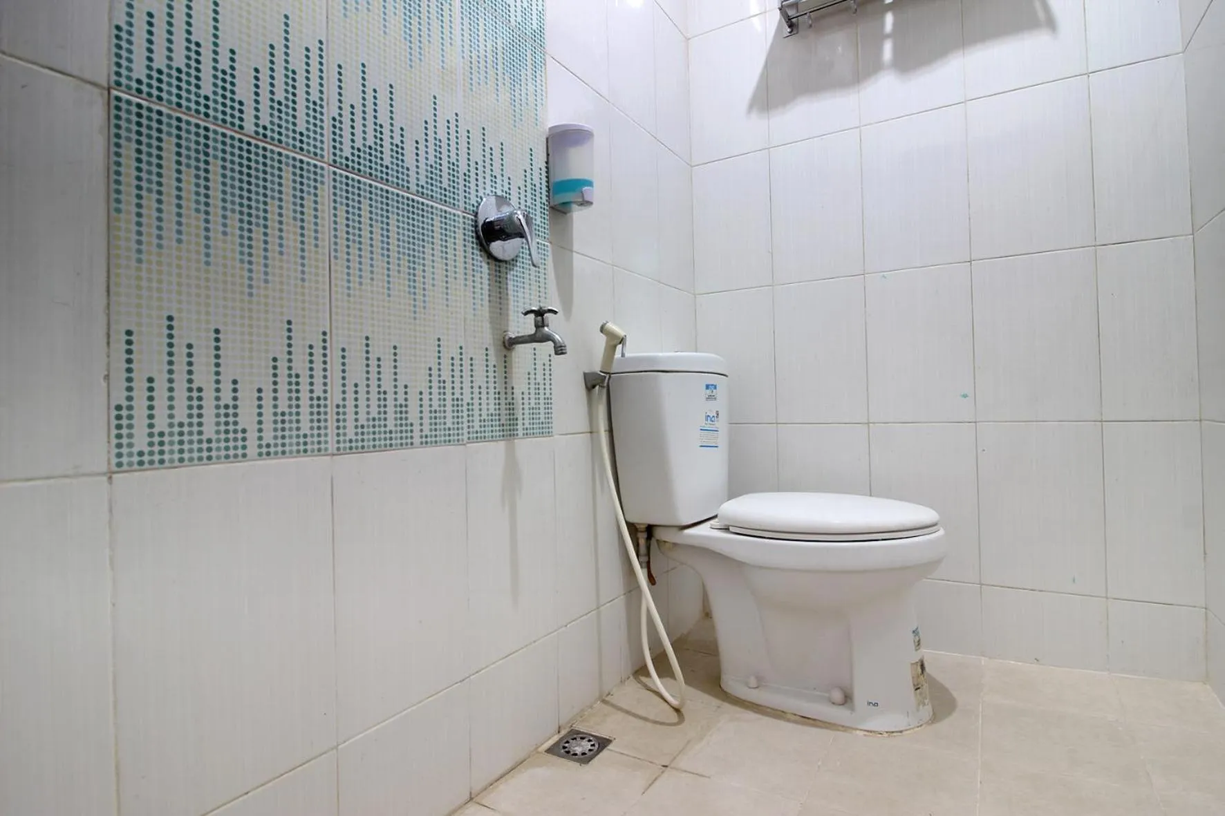 Bathroom in RedDoorz Plus Syariah near Lempuyangan Station 3