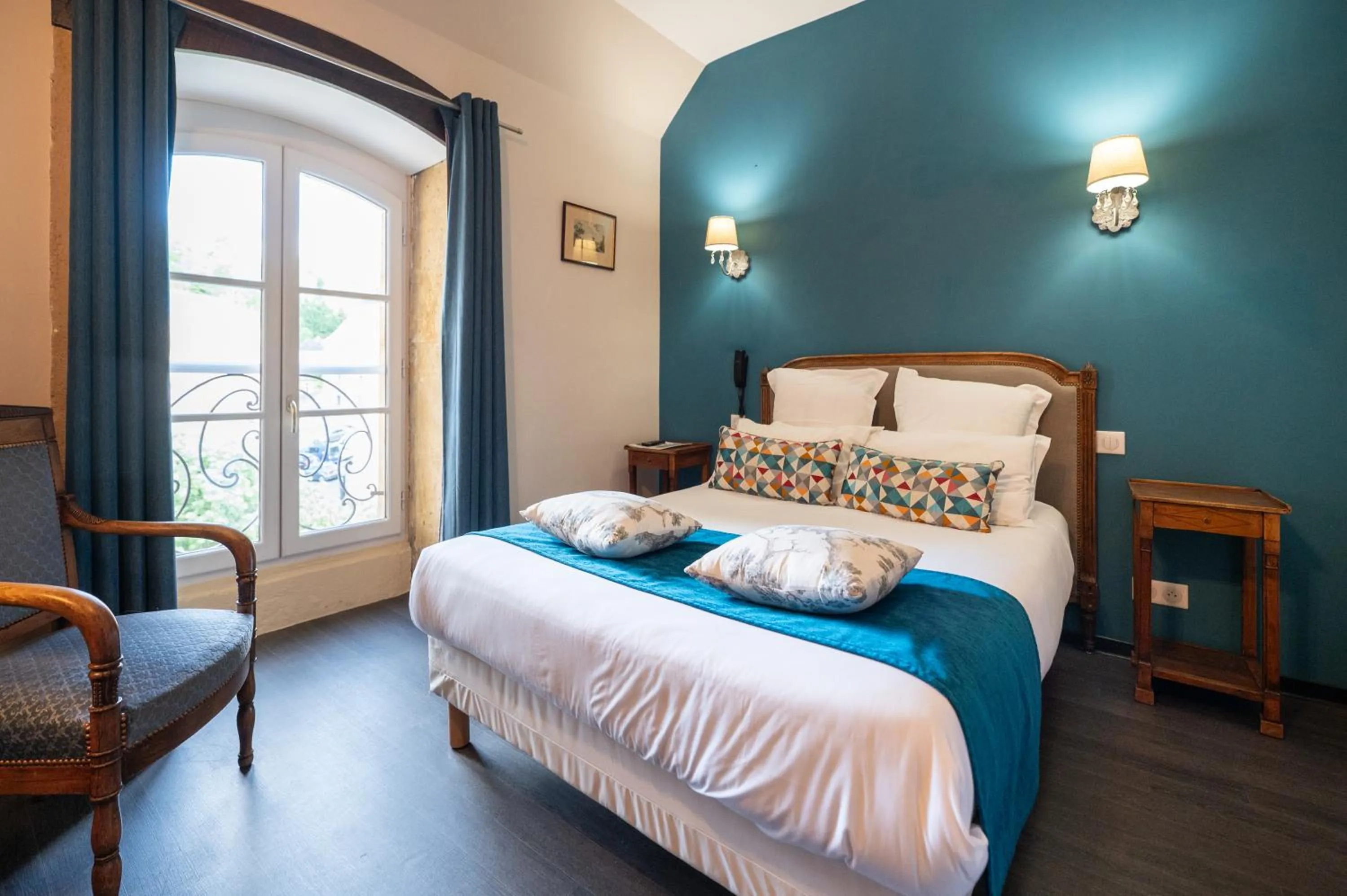 Photo of the whole room, Bed in Hôtel La Couleuvrine Sarlat Centre Ville