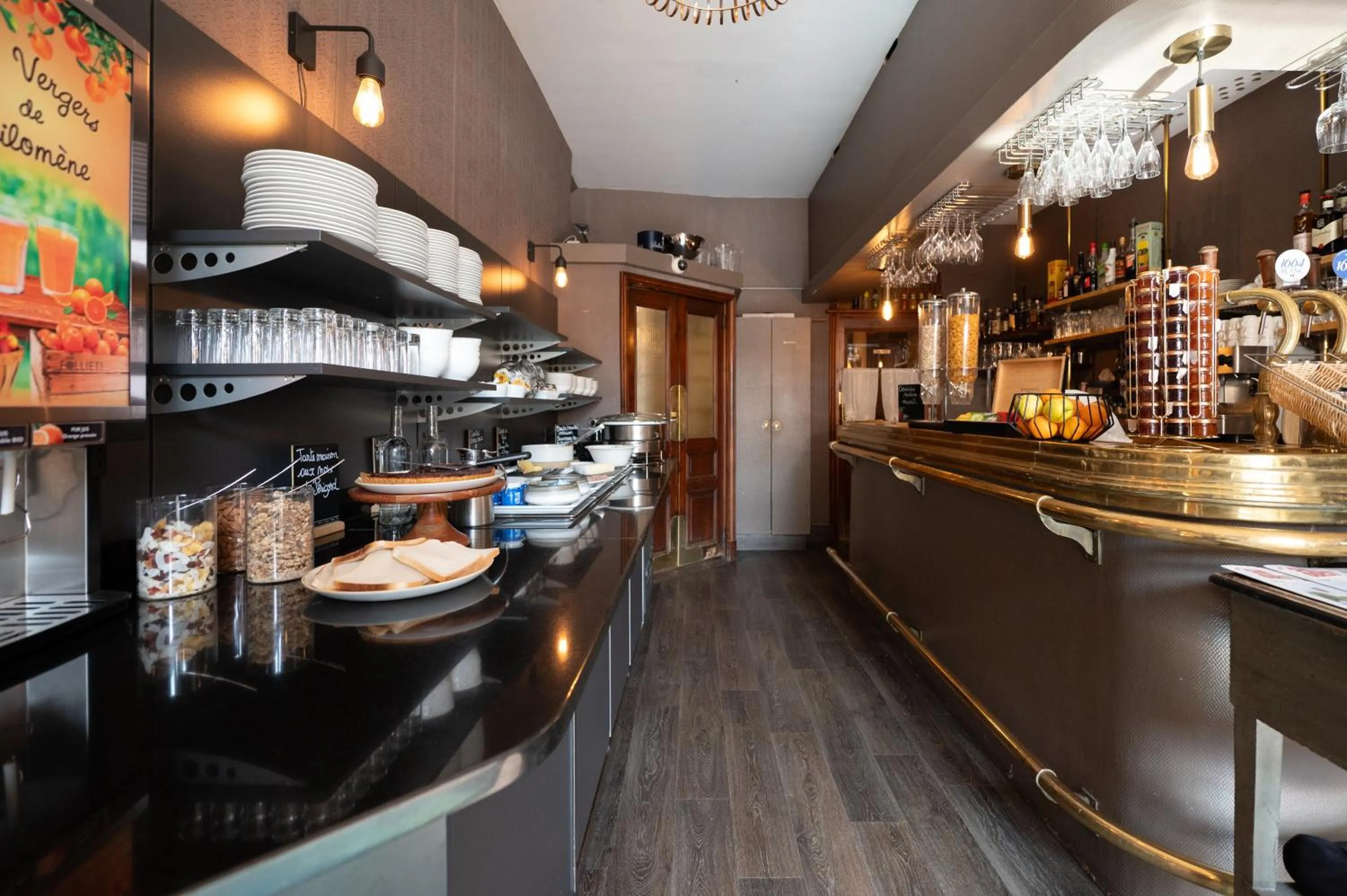 Breakfast in Hôtel La Couleuvrine Sarlat Centre Ville