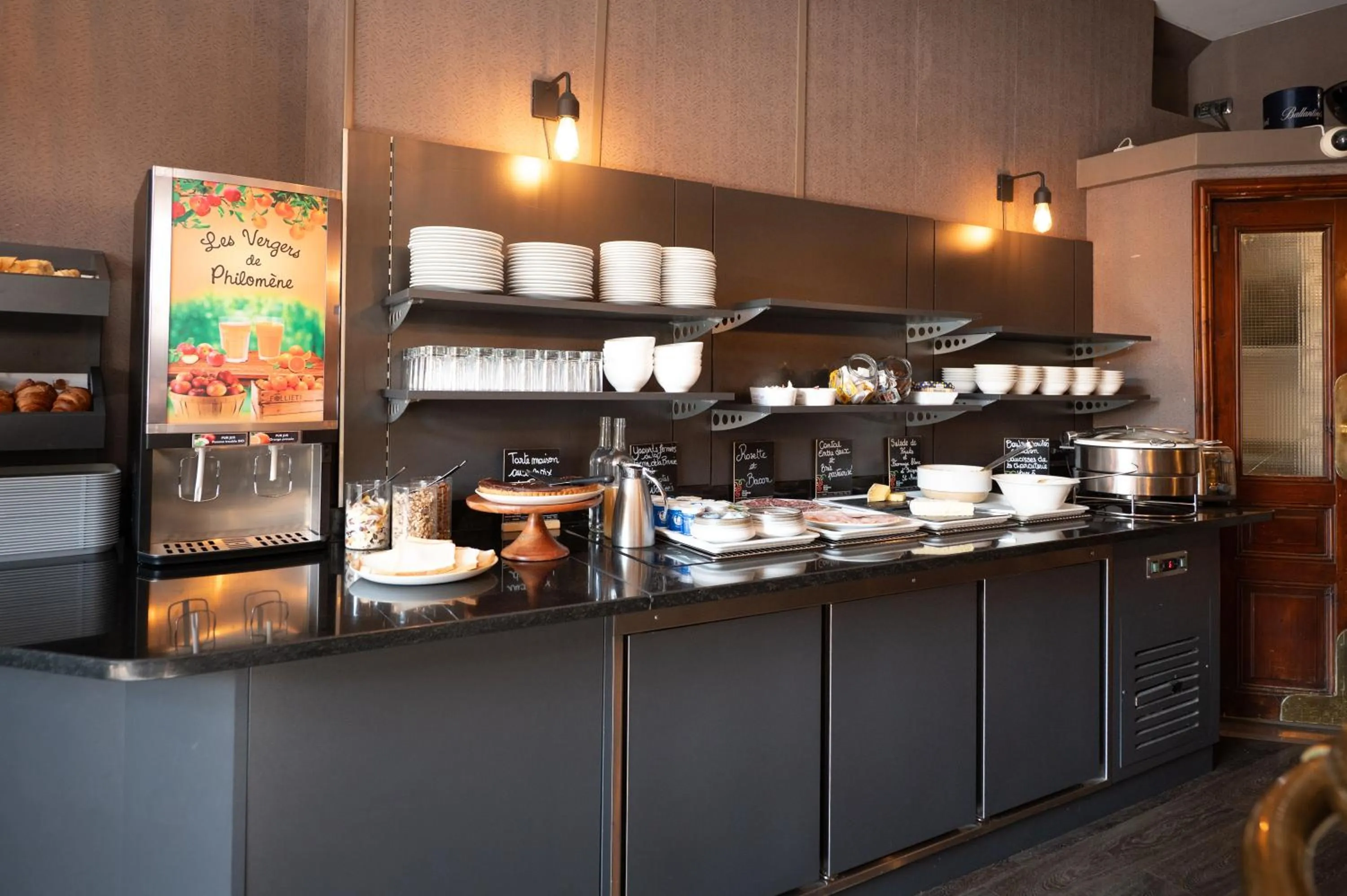 Breakfast in Hôtel La Couleuvrine Sarlat Centre Ville