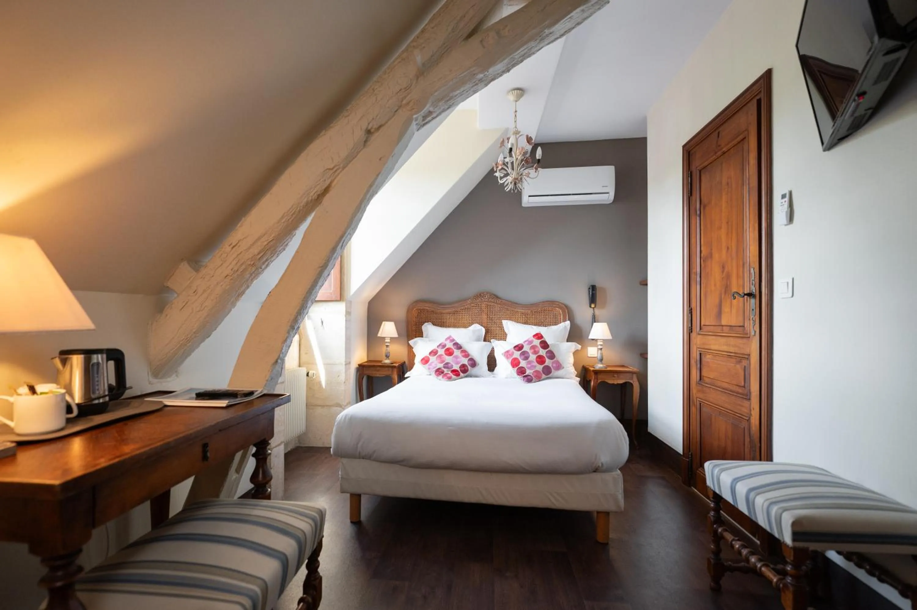 Photo of the whole room, Bed in Hôtel La Couleuvrine Sarlat Centre Ville