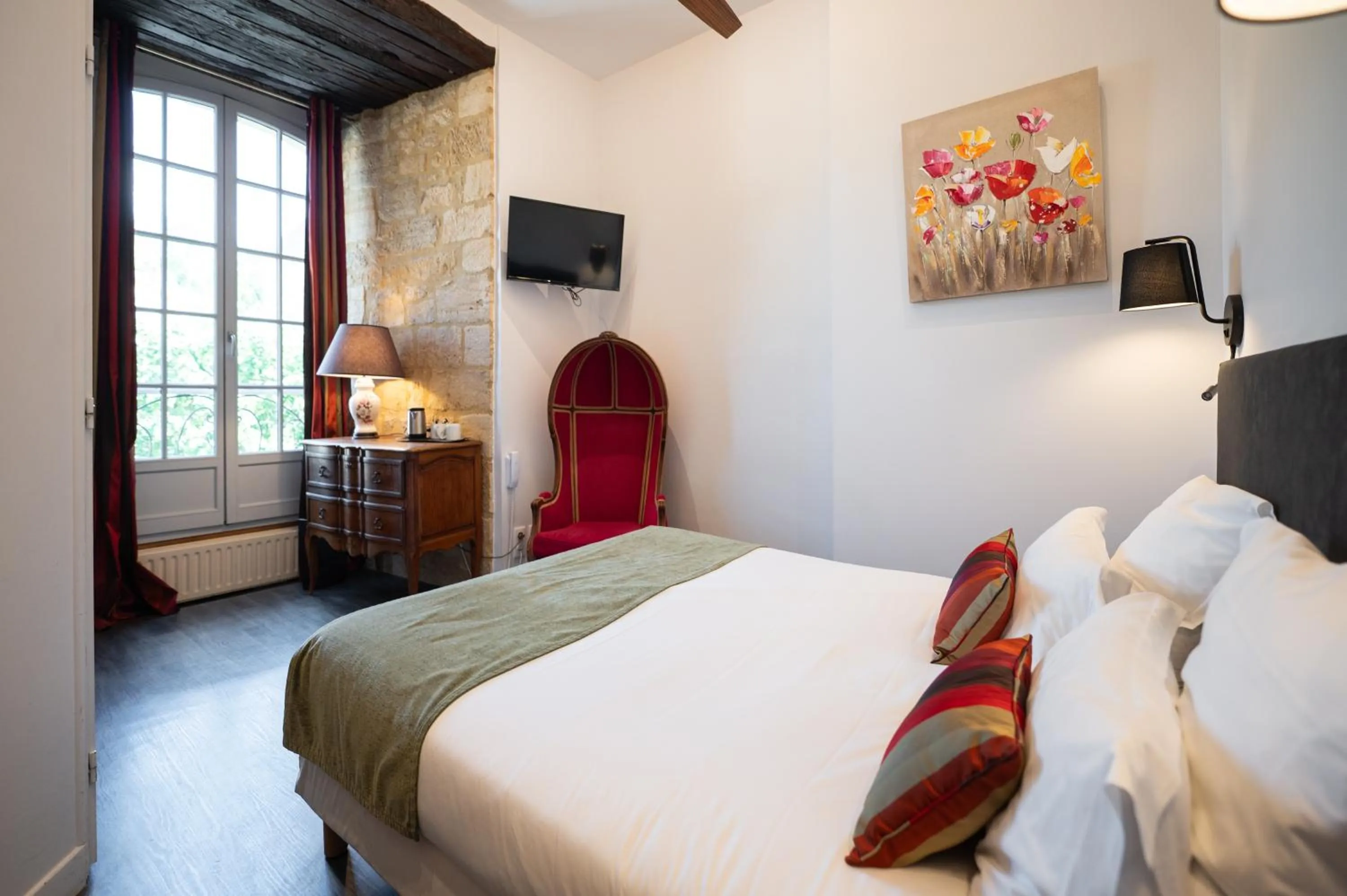 Photo of the whole room, Bed in Hôtel La Couleuvrine Sarlat Centre Ville