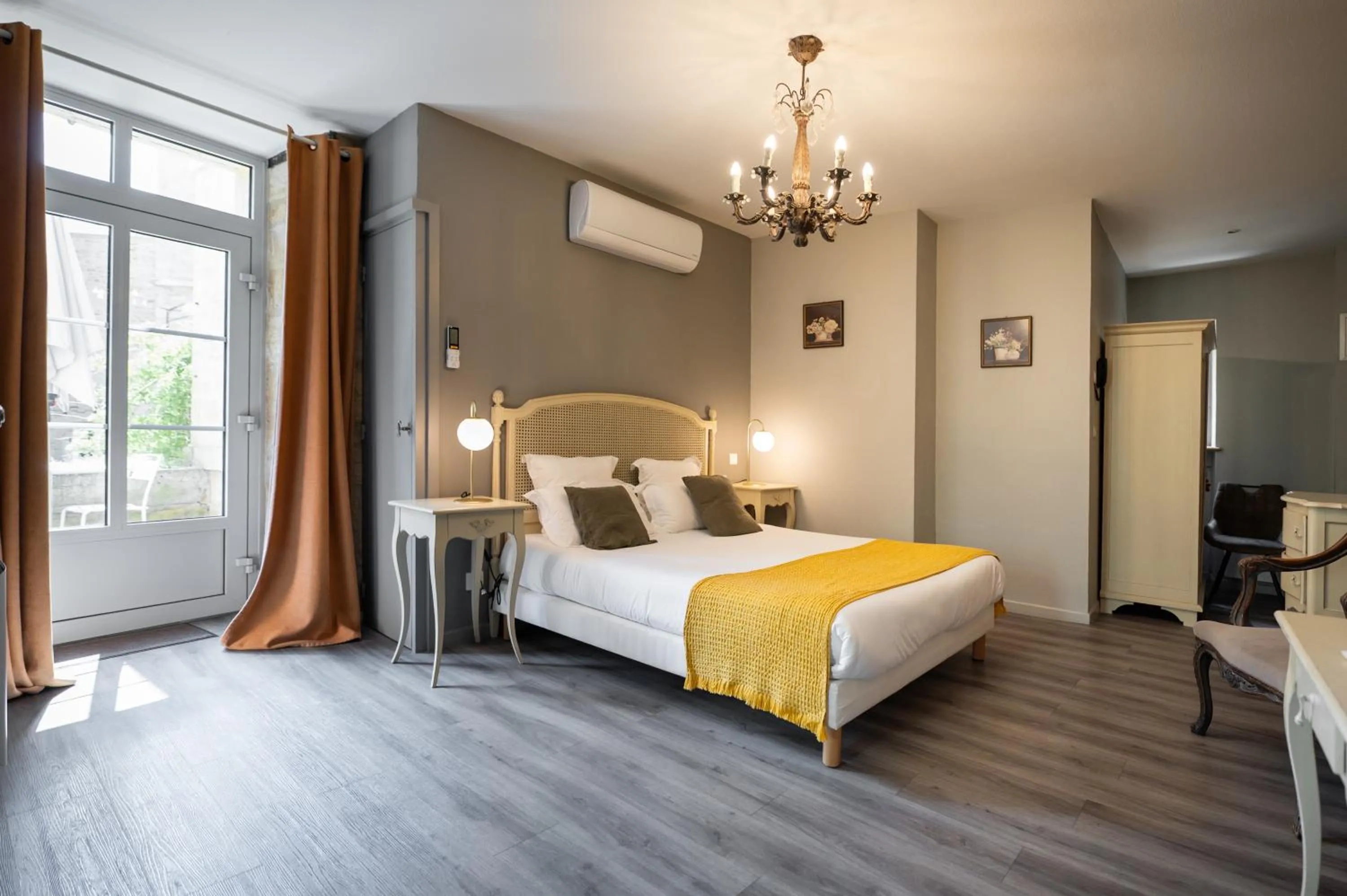 Photo of the whole room, Bed in Hôtel La Couleuvrine Sarlat Centre Ville