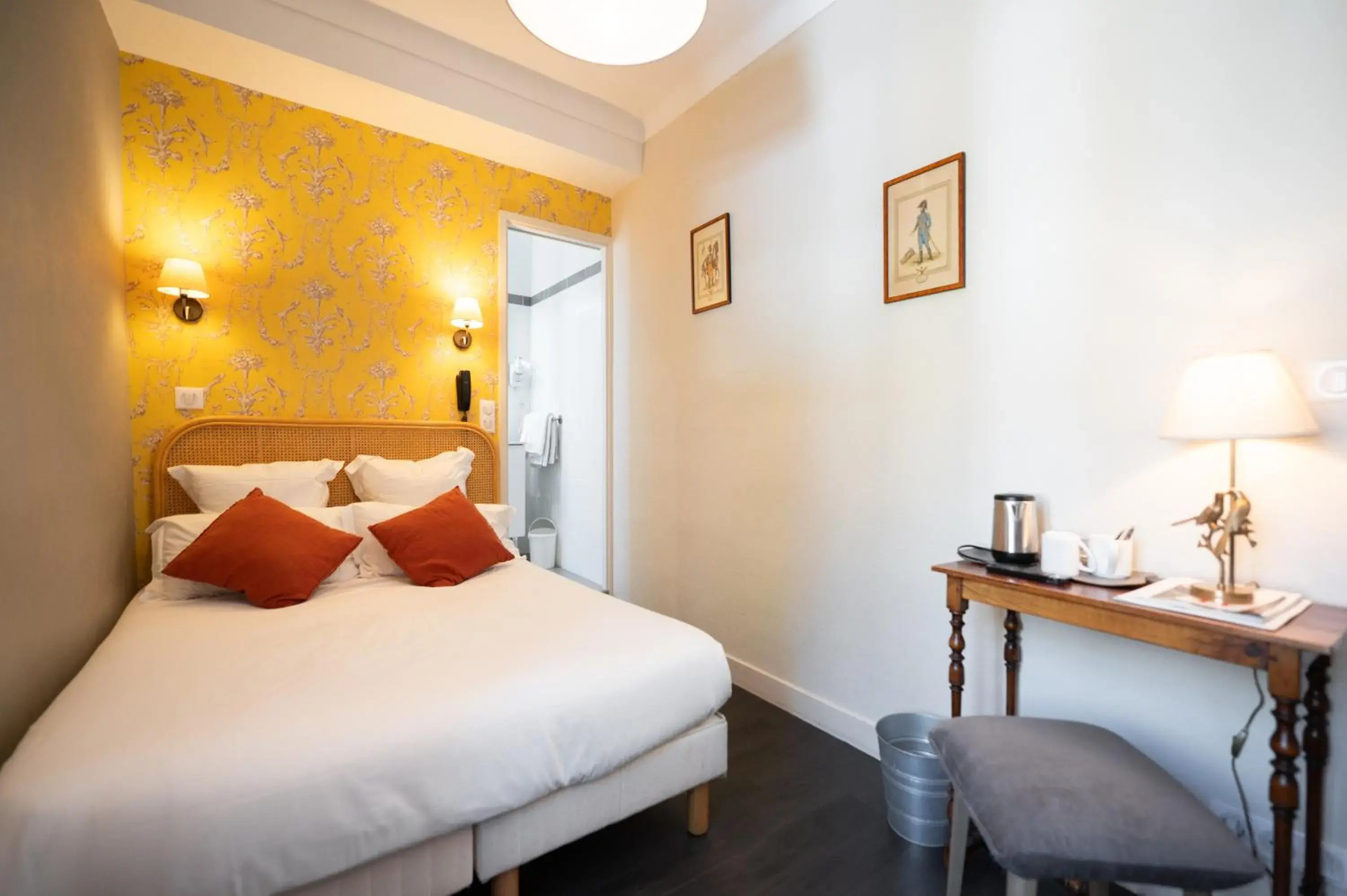 Very Small Double Room in Hôtel La Couleuvrine Sarlat Centre Ville Very Small Double Room in Hôtel La Couleuvrine Sarlat Centre Ville