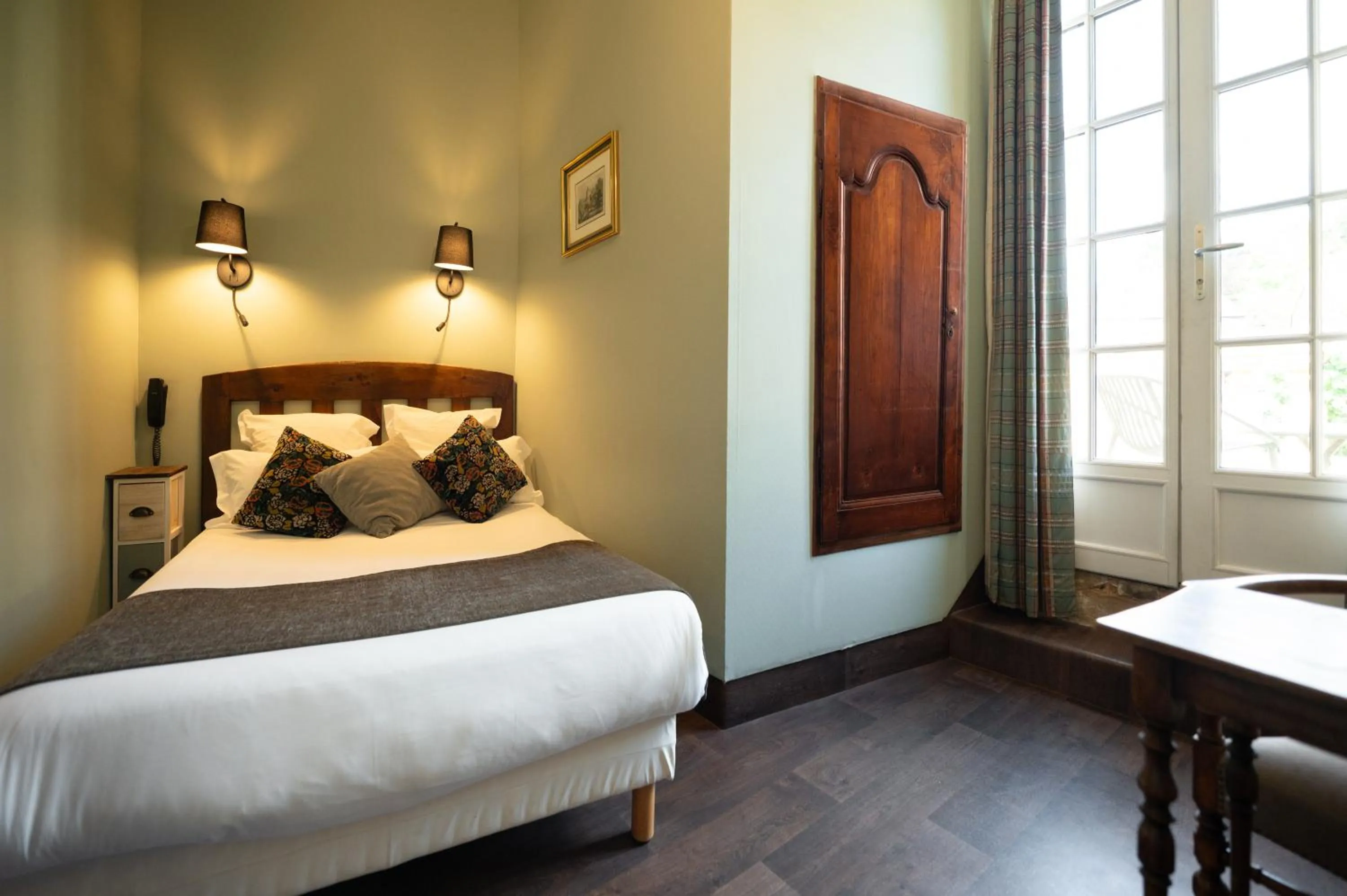 Photo of the whole room, Bed in Hôtel La Couleuvrine Sarlat Centre Ville