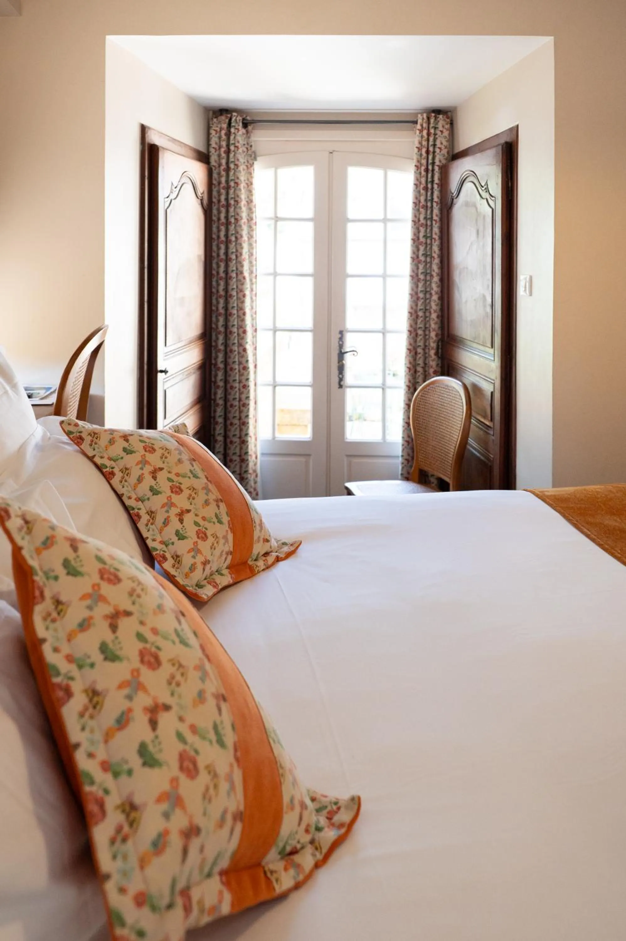Photo of the whole room, Bed in Hôtel La Couleuvrine Sarlat Centre Ville