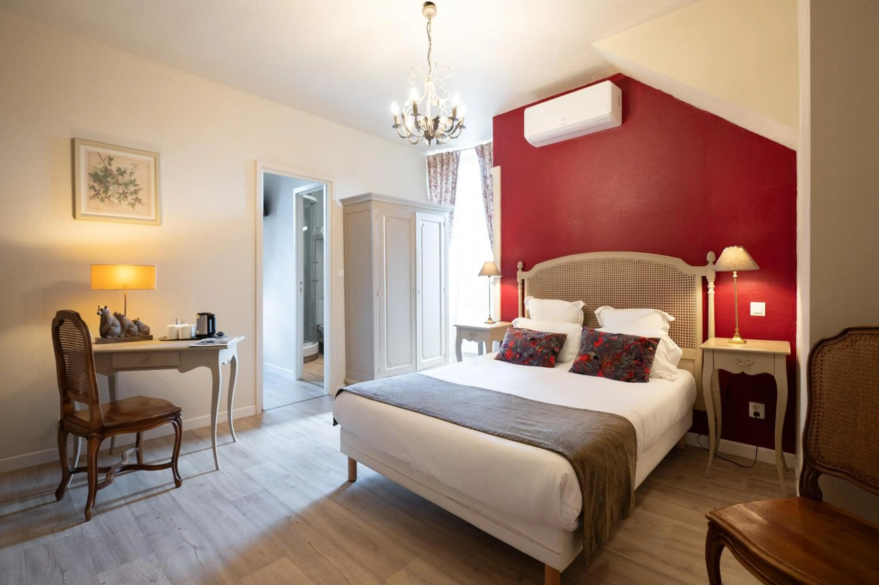 Photo of the whole room, Bed in Hôtel La Couleuvrine Sarlat Centre Ville