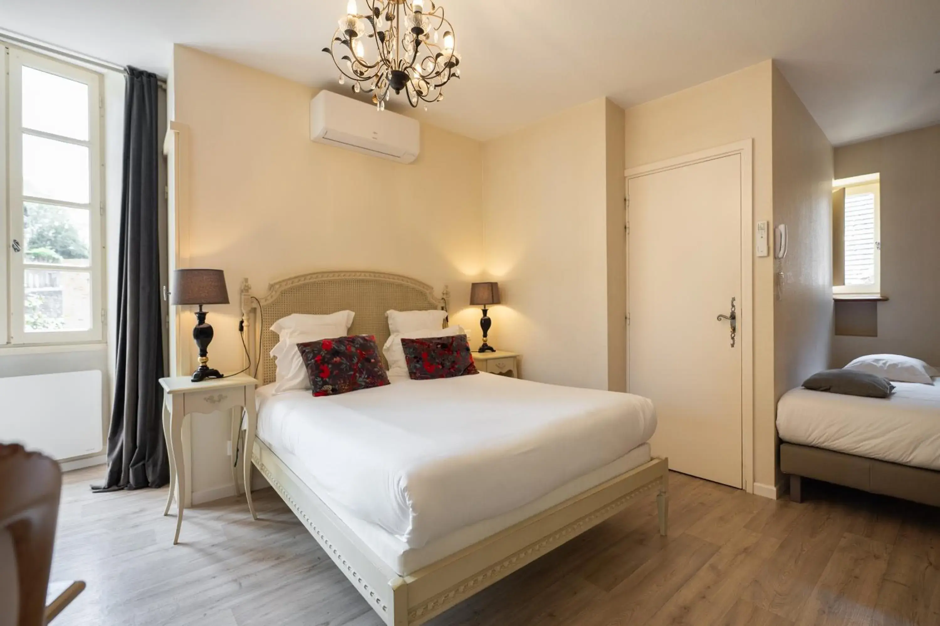 Family Room in Hôtel La Couleuvrine Sarlat Centre Ville Family Room in Hôtel La Couleuvrine Sarlat Centre Ville