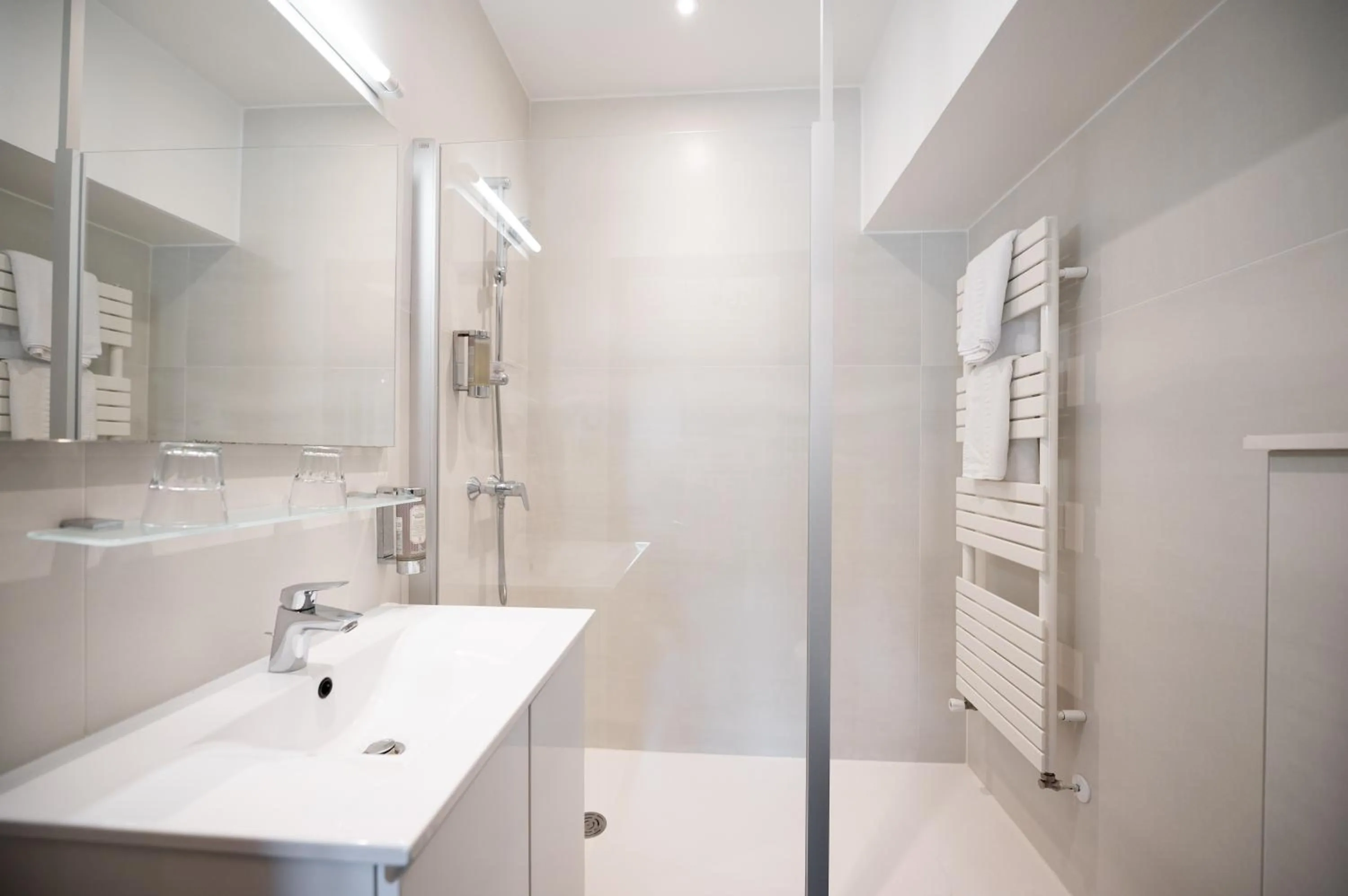 Bathroom in Hôtel La Couleuvrine Sarlat Centre Ville