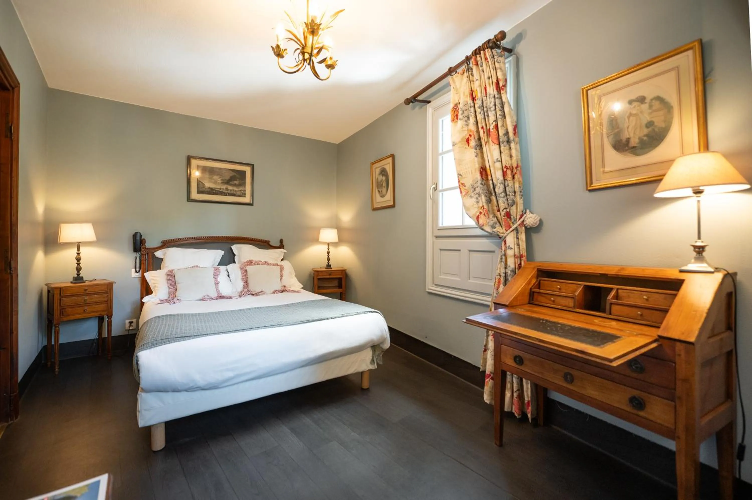 Photo of the whole room, Bed in Hôtel La Couleuvrine Sarlat Centre Ville