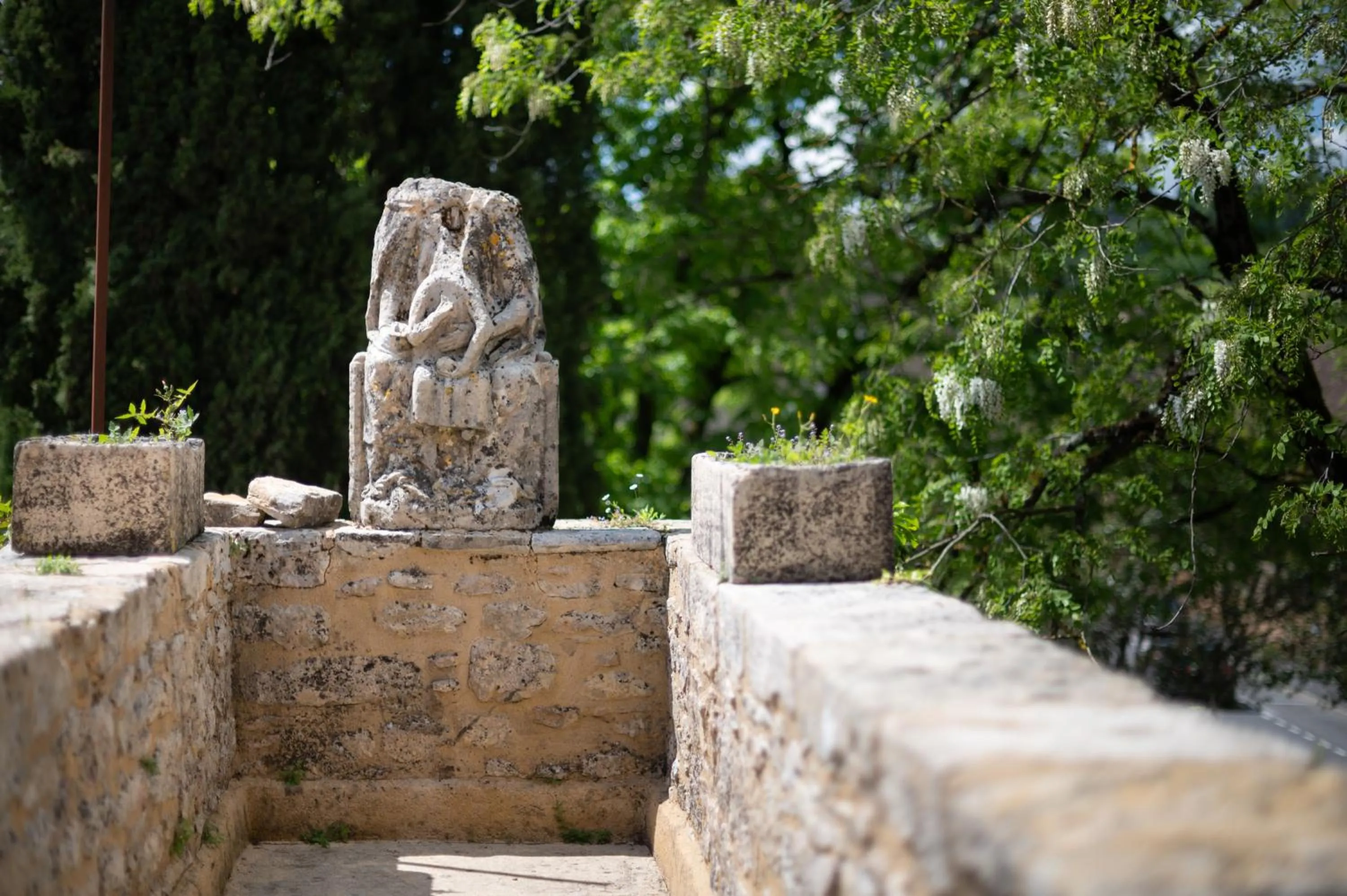 Decorative detail in Hôtel La Couleuvrine Sarlat Centre Ville
