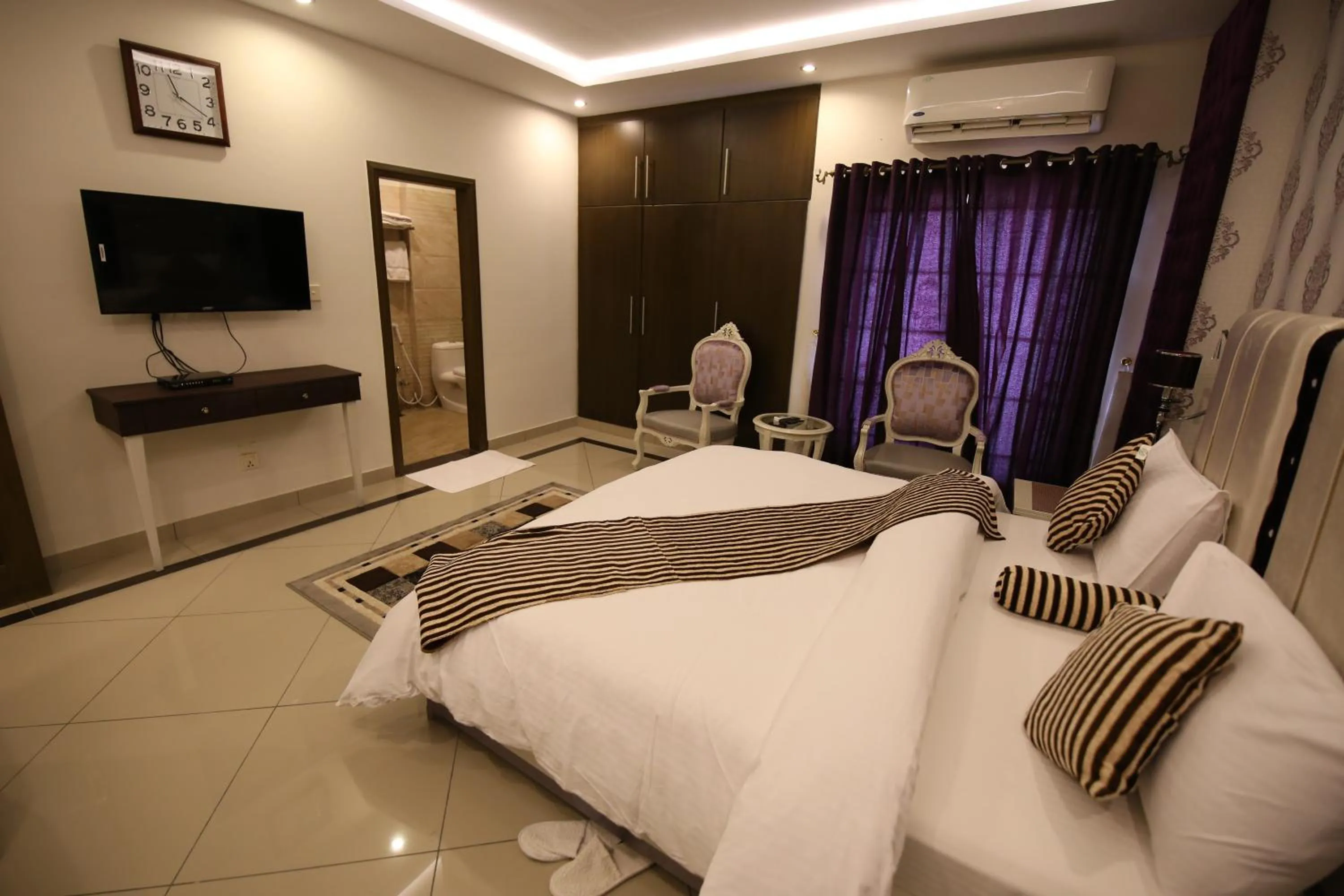 Bedroom, Bed in Safari Club 4