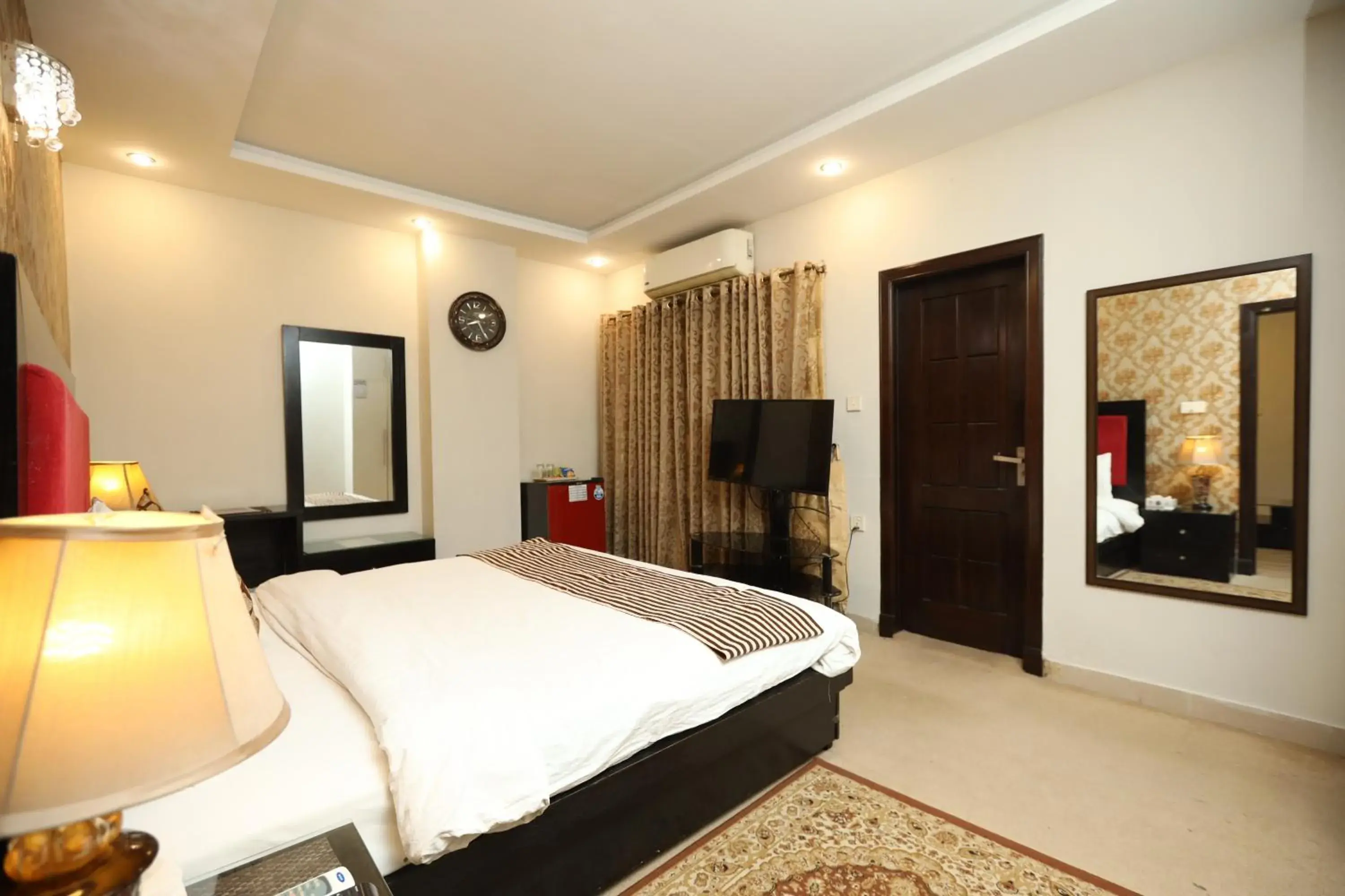 Business Suite in Safari Club 4 Business Suite in Safari Club 4