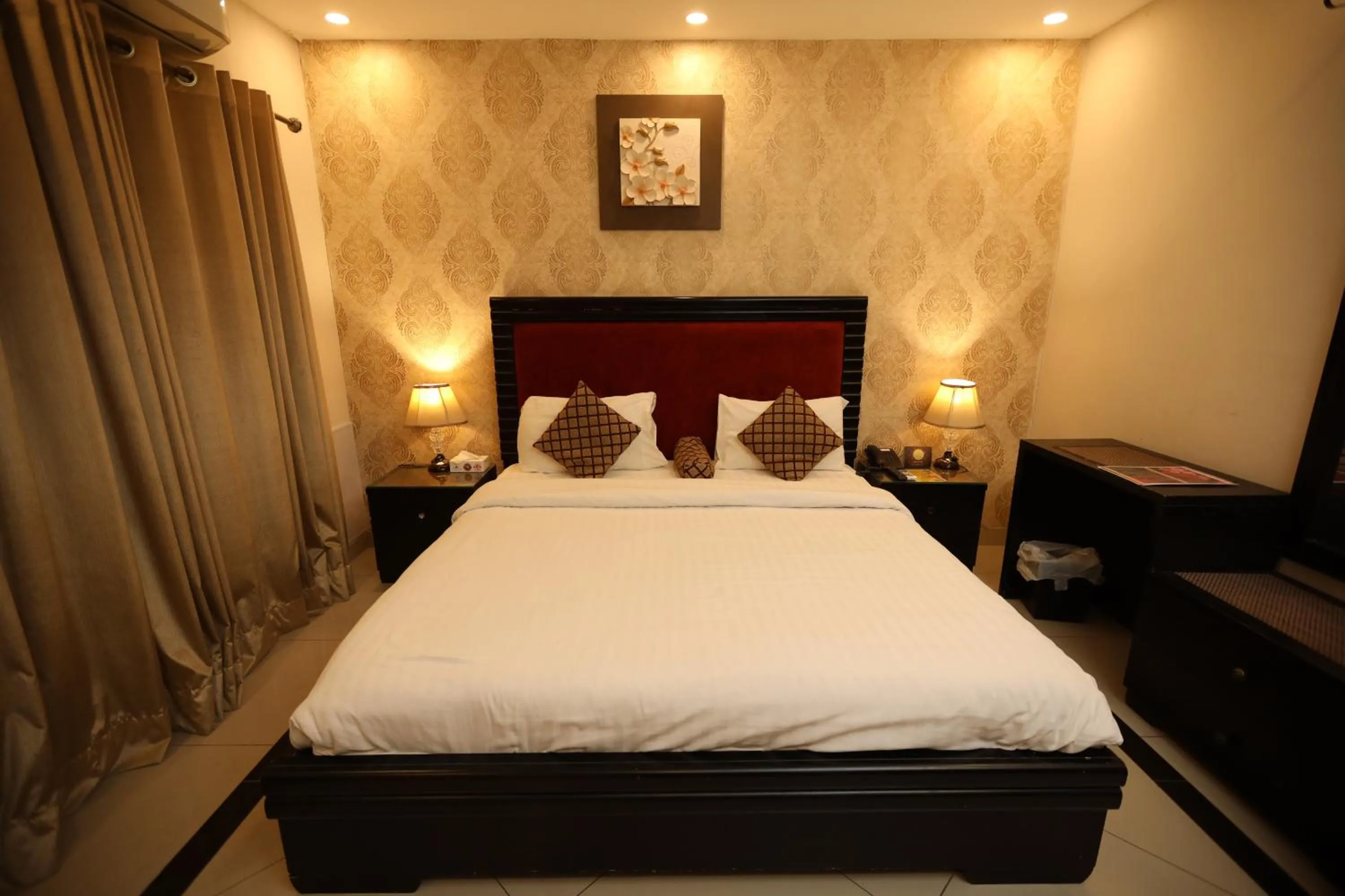 Bedroom, Bed in Safari Club 4