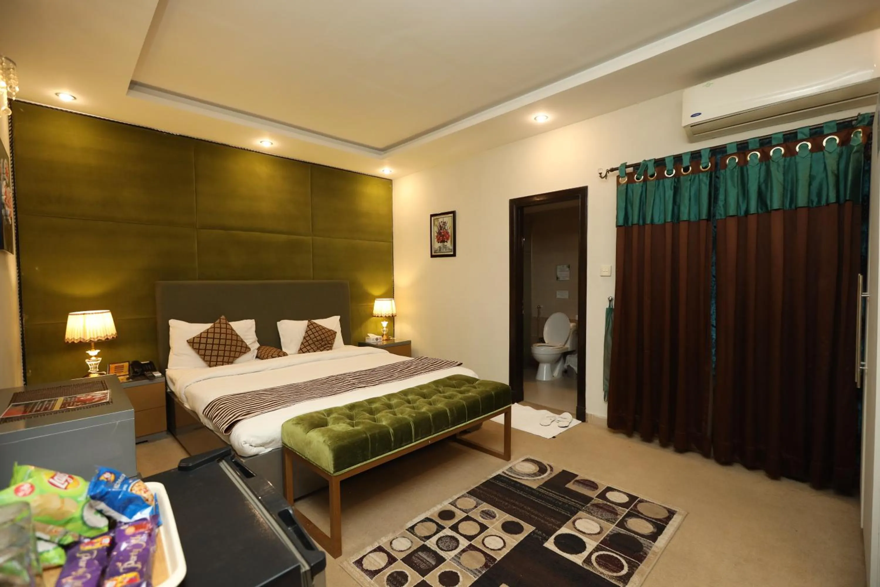 Photo of the whole room, Bed in Safari Club 4